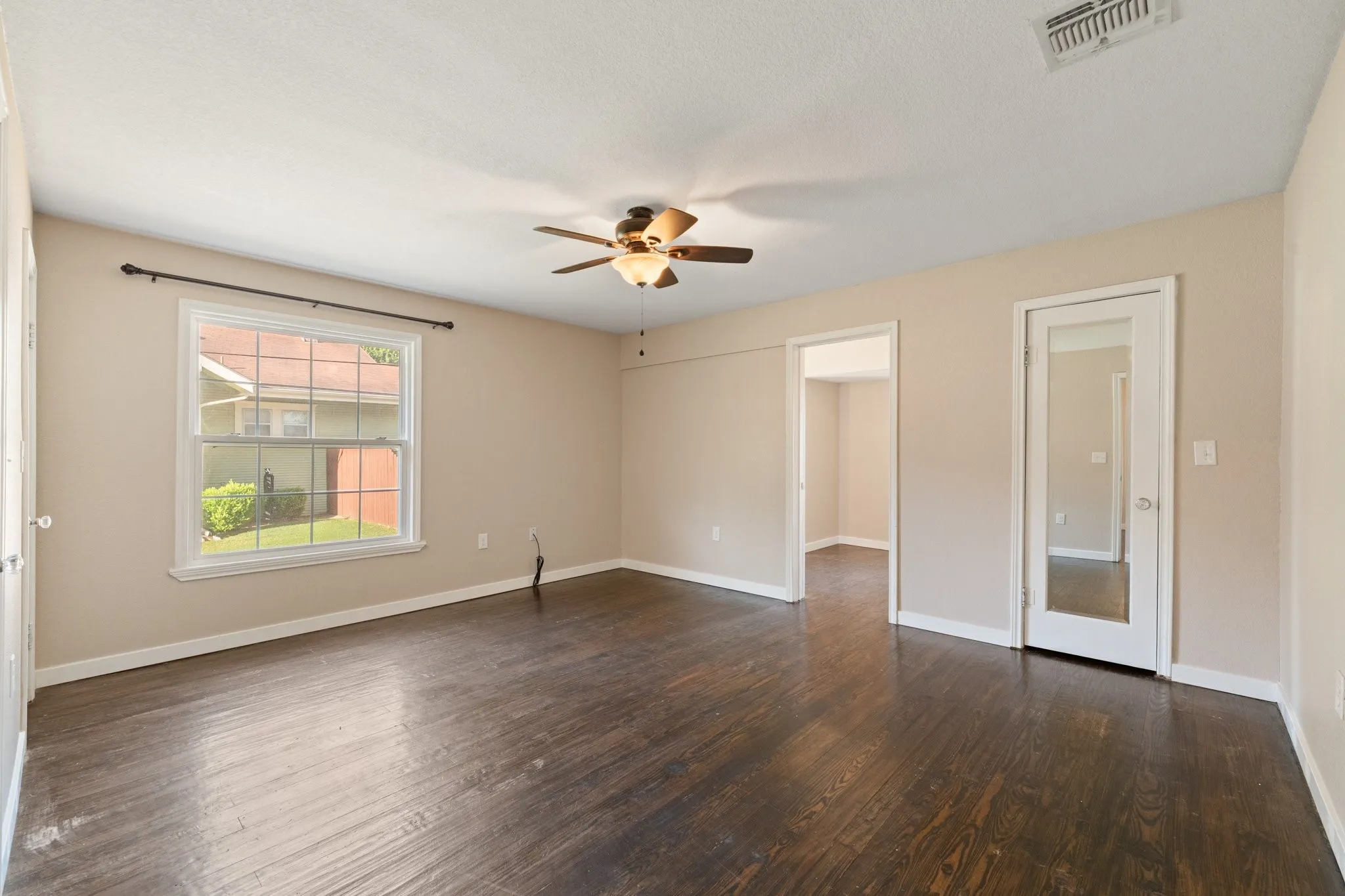 Single Family Residence For Sale in Johnson County , 102 S 4th Street, Grandview, Texas 76050, 2 Bedroom, 2 Bathroom, 1 Garage spaces, 1,424 Sqft, built in 1950, mls#21311441, Real Estate Agent in Grandview, Homes For Sale in Johnson county, Homes For Sale in Grandview, Realtor in Grandview Texas, Real Estate Brokerage Independent Realty Texas, Luminita Cordes Realtor
