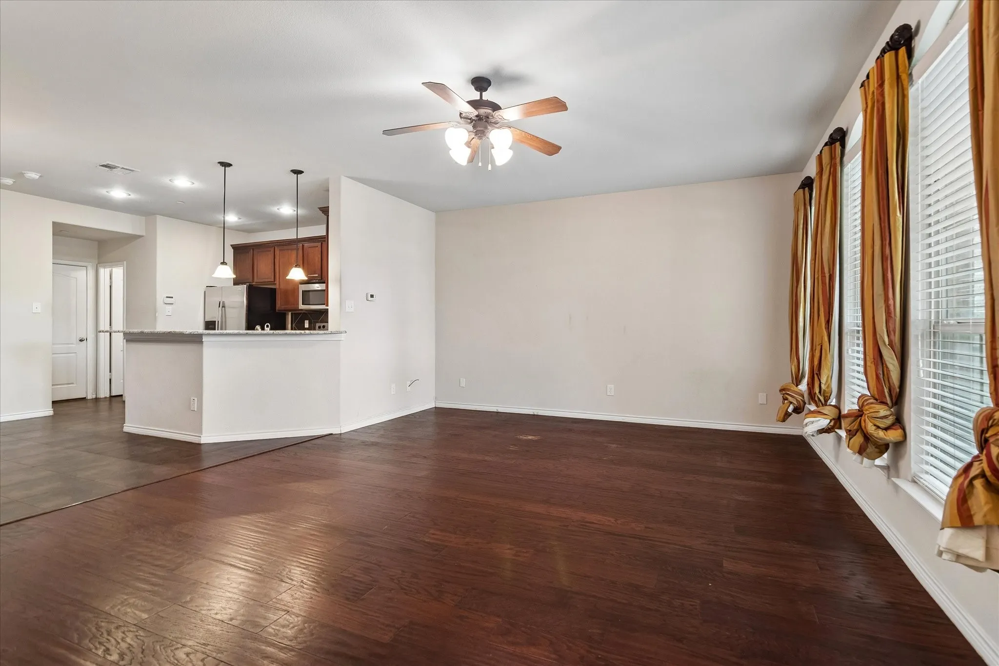 Townhouse For Sale in Collin County , 5566 Grosseto Drive, Frisco, Texas 75034, 2 Bedrooms, 3 Bathrooms, 2 Garage spaces, 1,670 Sqft, built in 2008, Price $360,000, mls#21318363, Real Estate Agent in Frisco, Homes For Sale in Collin county, Homes For Sale in Frisco, Realtor in Frisco Texas, Real Estate Brokerage Independent Realty Texas, Luminita Cordes Realtor