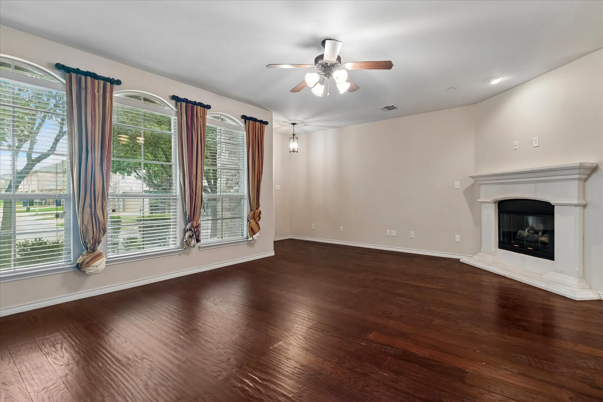 Townhouse For Sale in Collin County , 5566 Grosseto Drive, Frisco, Texas 75034, 2 Bedrooms, 3 Bathrooms, 2 Garage spaces, 1,670 Sqft, built in 2008, Price $360,000, mls#21318363, Real Estate Agent in Frisco, Homes For Sale in Collin county, Homes For Sale in Frisco, Realtor in Frisco Texas, Real Estate Brokerage Independent Realty Texas, Luminita Cordes Realtor