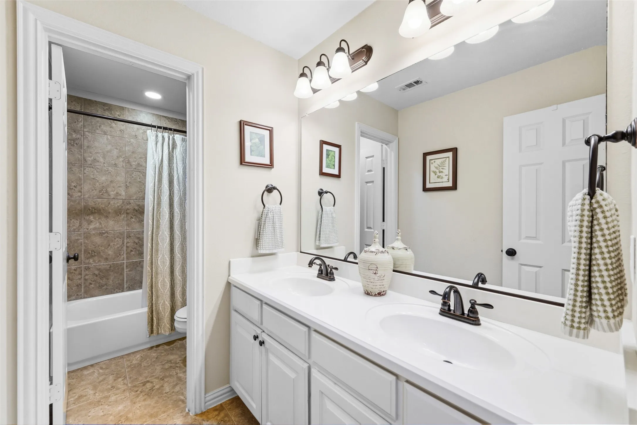 Upstairs Hall Full Bath