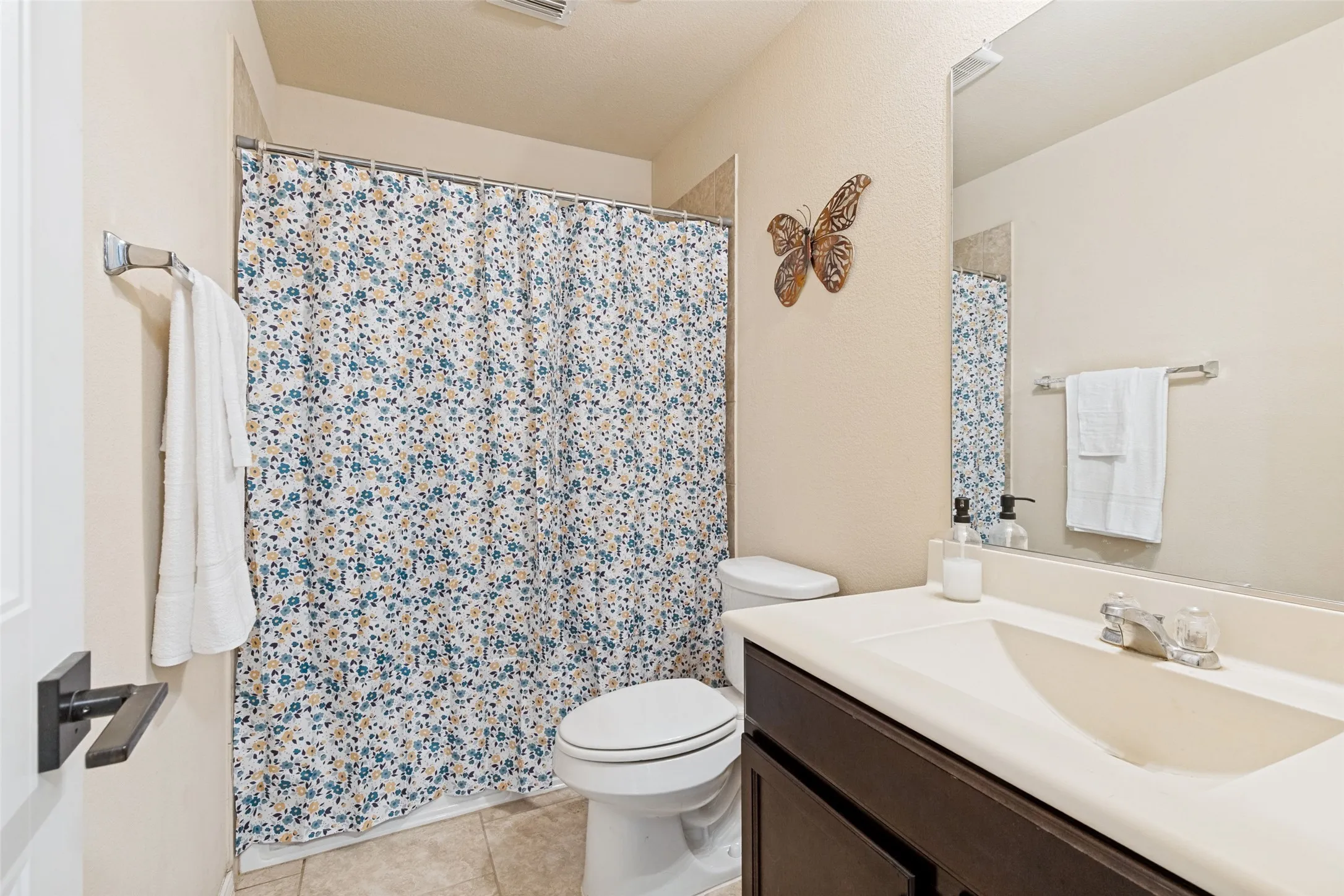 Guest bathroom with high end finishes