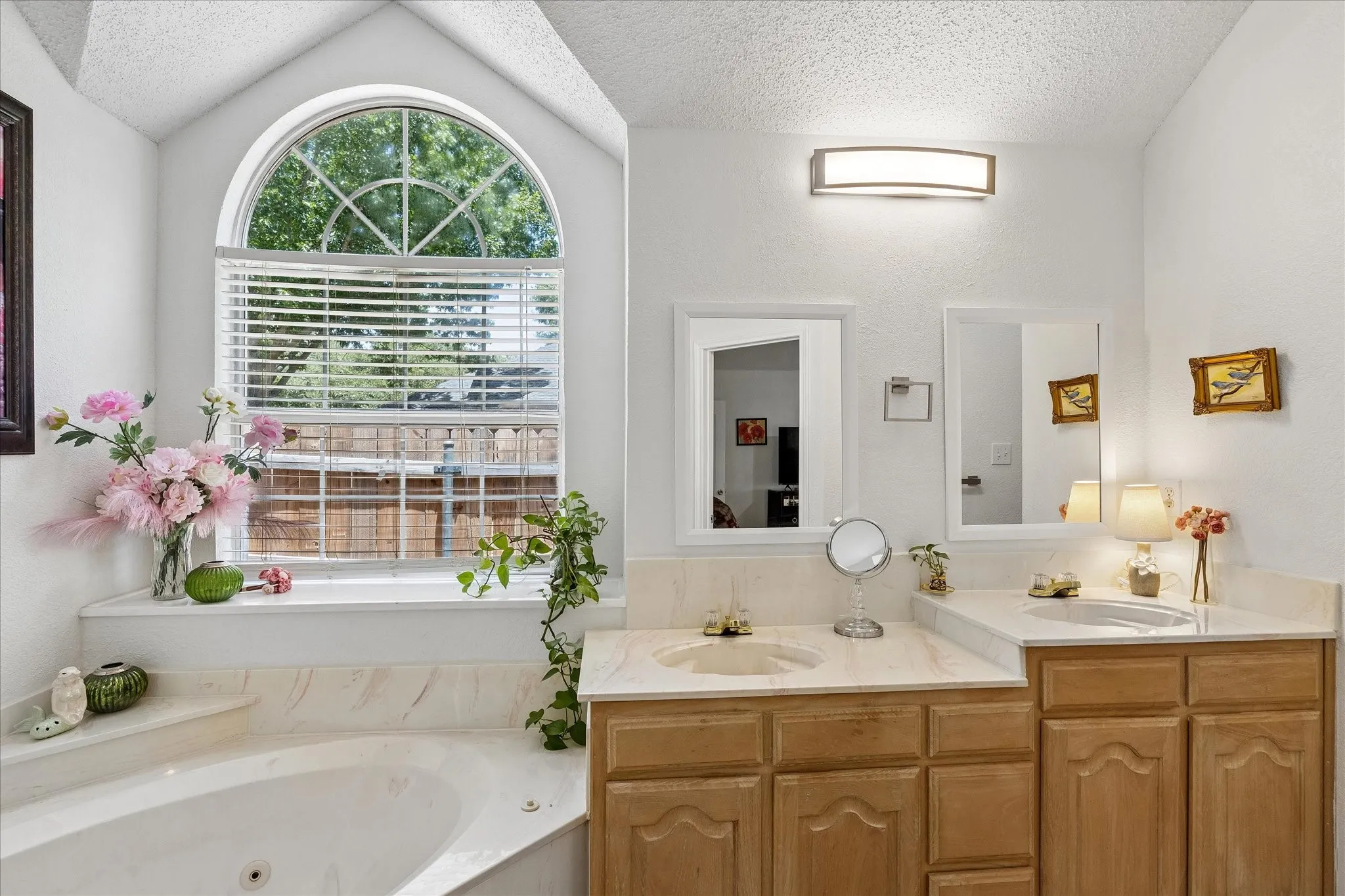 Single Family Residence For Sale in Johnson County , 433 Sherwood Court, Burleson, Texas 76028, 3 Bedroom, 2 Bathroom, 2 Garage spaces, 1,831 Sqft, built in 1992, mls#21317619, Real Estate Agent in Burleson, Homes For Sale in Johnson county, Homes For Sale in Burleson, Realtor in Burleson Texas, Real Estate Brokerage Independent Realty Texas, Luminita Cordes Realtor