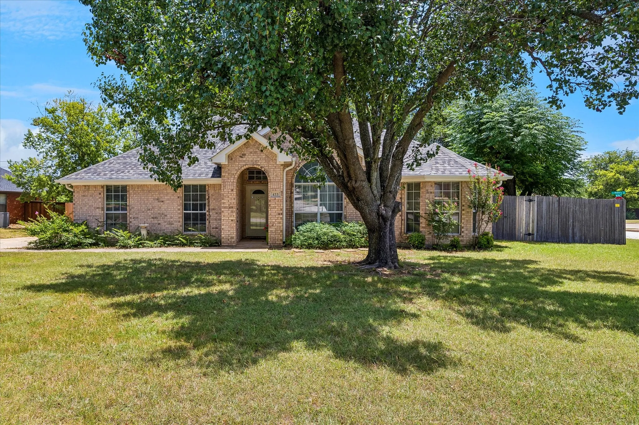 Single Family Residence For Sale in Johnson County , 433 Sherwood Court, Burleson, Texas 76028, 3 Bedroom, 2 Bathroom, 2 Garage spaces, 1,831 Sqft, built in 1992, mls#21317619, Real Estate Agent in Burleson, Homes For Sale in Johnson county, Homes For Sale in Burleson, Realtor in Burleson Texas, Real Estate Brokerage Independent Realty Texas, Luminita Cordes Realtor