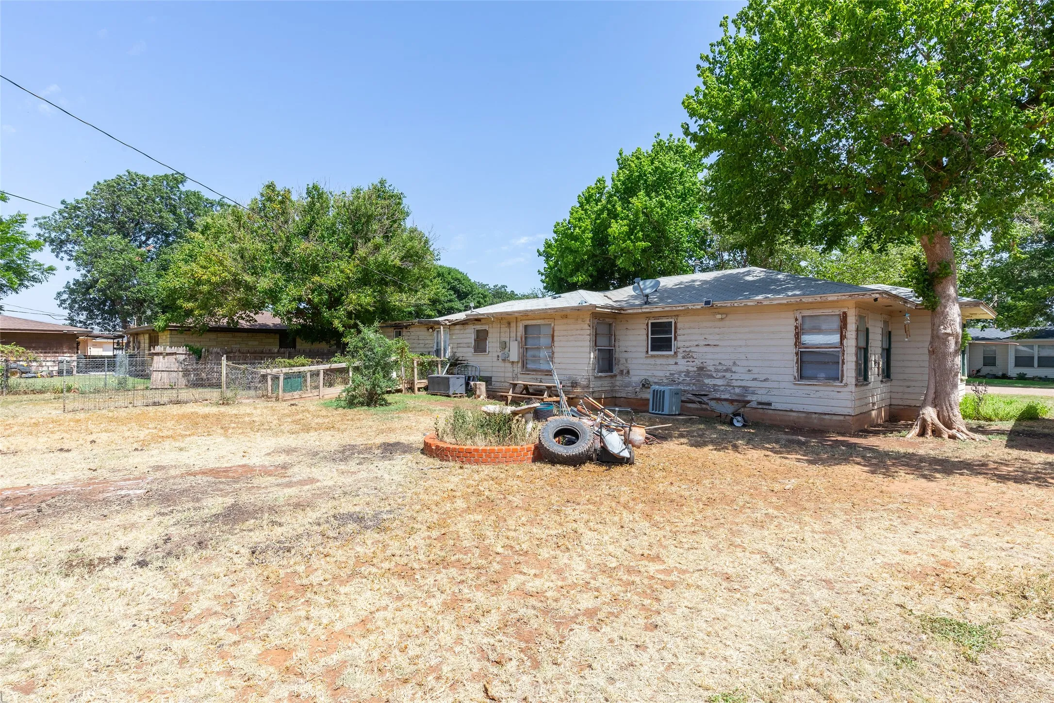 Single Family Residence For Sale in Taylor County , 1407 Herring, Merkel, Texas 79536, 2 Bedroom, 2 Bathroom, Garage spaces, 1,341 Sqft, built in 1956, mls#21318039, Real Estate Agent in Merkel, Homes For Sale in Taylor county, Homes For Sale in Merkel, Realtor in Merkel Texas, Real Estate Brokerage Independent Realty Texas, Luminita Cordes Realtor