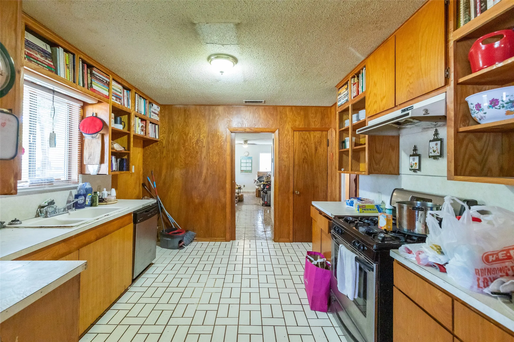 Single Family Residence For Sale in Taylor County , 1407 Herring, Merkel, Texas 79536, 2 Bedroom, 2 Bathroom, Garage spaces, 1,341 Sqft, built in 1956, mls#21318039, Real Estate Agent in Merkel, Homes For Sale in Taylor county, Homes For Sale in Merkel, Realtor in Merkel Texas, Real Estate Brokerage Independent Realty Texas, Luminita Cordes Realtor