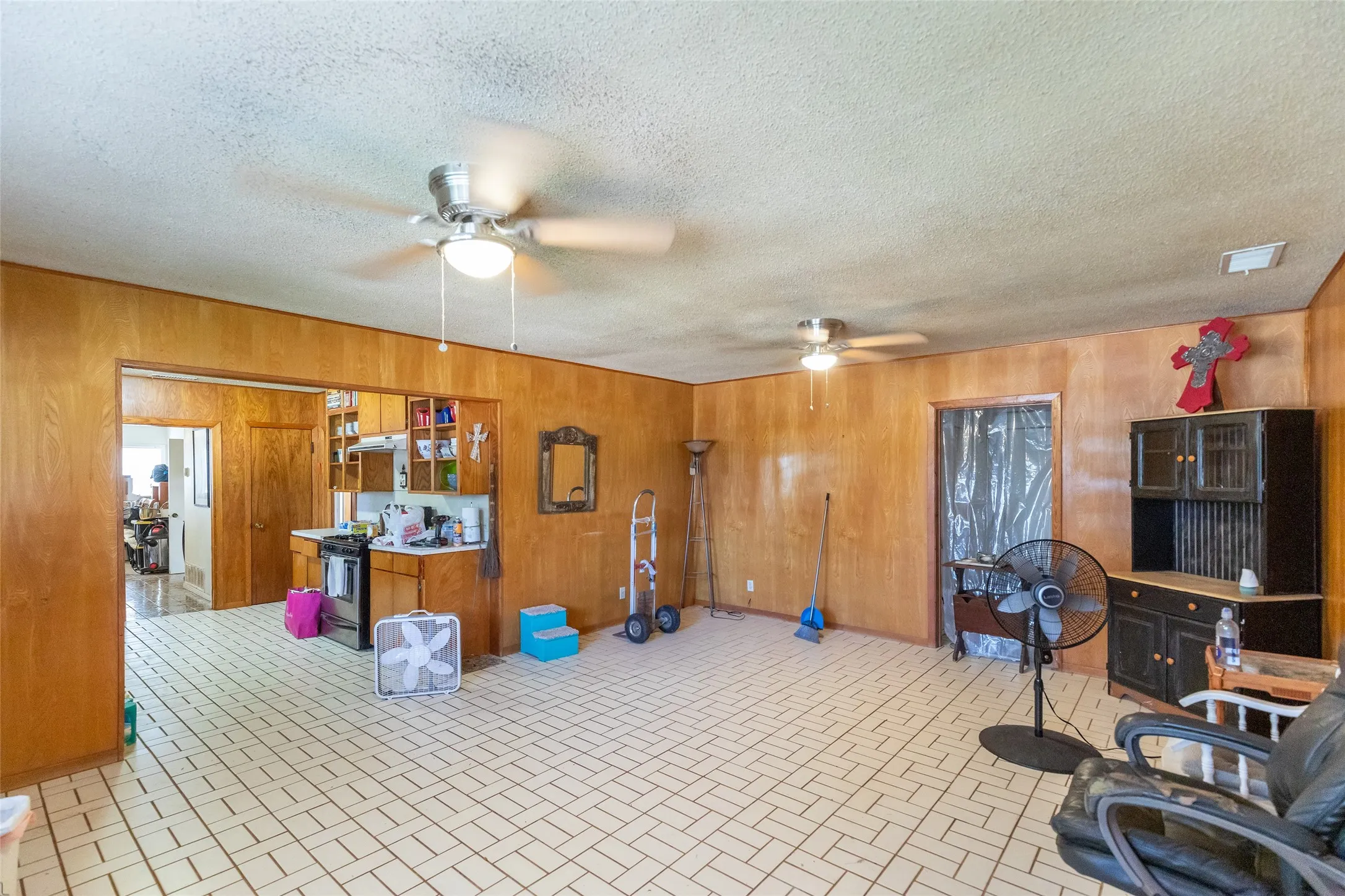 Single Family Residence For Sale in Taylor County , 1407 Herring, Merkel, Texas 79536, 2 Bedroom, 2 Bathroom, Garage spaces, 1,341 Sqft, built in 1956, mls#21318039, Real Estate Agent in Merkel, Homes For Sale in Taylor county, Homes For Sale in Merkel, Realtor in Merkel Texas, Real Estate Brokerage Independent Realty Texas, Luminita Cordes Realtor