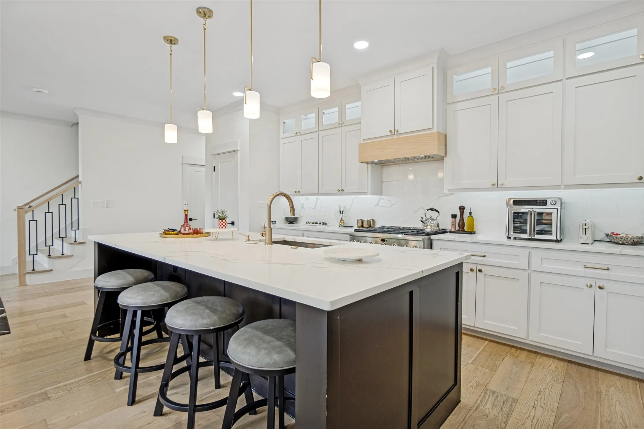 Kitchen w/ breakfast bar