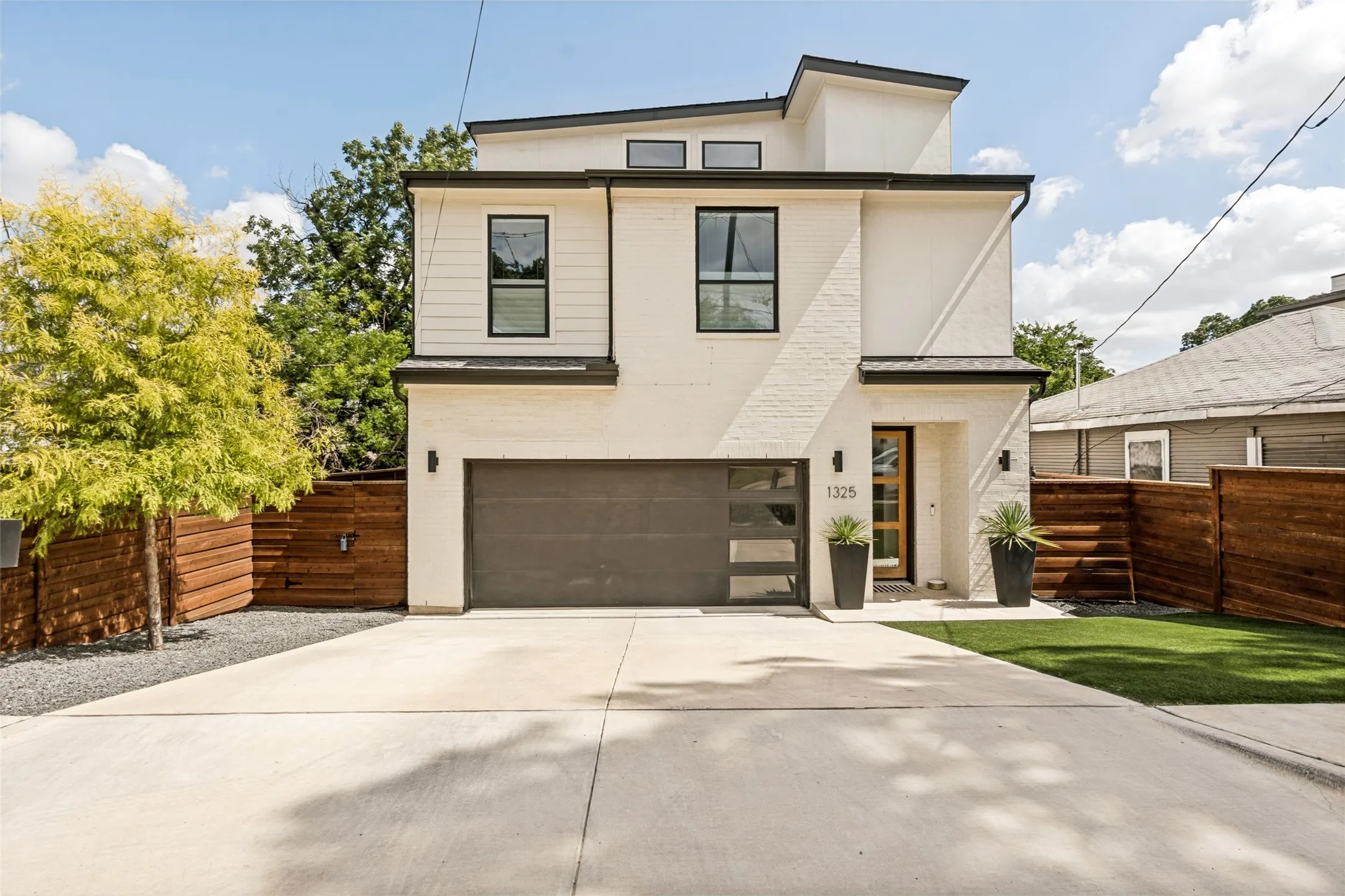 Single Family Residence For Sale in Dallas County , 1325 Compton Street, Dallas, Texas 75203, 3 Bedroom, 4 Bathroom, 2 Garage spaces, 2,600 Sqft, built in 2023, mls#21318543, Real Estate Agent in Dallas, Homes For Sale in Dallas county, Homes For Sale in Dallas, Realtor in Dallas Texas, Real Estate Brokerage Independent Realty Texas, Luminita Cordes Realtor