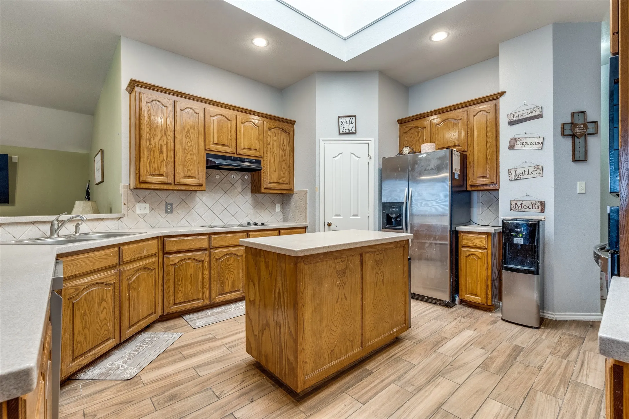 Single Family Residence For Sale in Tarrant County , 10812 Grayhawk Lane, Fort Worth, Texas 76244, 3 Bedroom, 2 Bathroom, 2 Garage spaces, 2,690 Sqft, built in 2002, mls#21318599, Real Estate Agent in Fort Worth, Homes For Sale in Tarrant county, Homes For Sale in Fort Worth, Realtor in Fort Worth Texas, Real Estate Brokerage Independent Realty Texas, Luminita Cordes Realtor