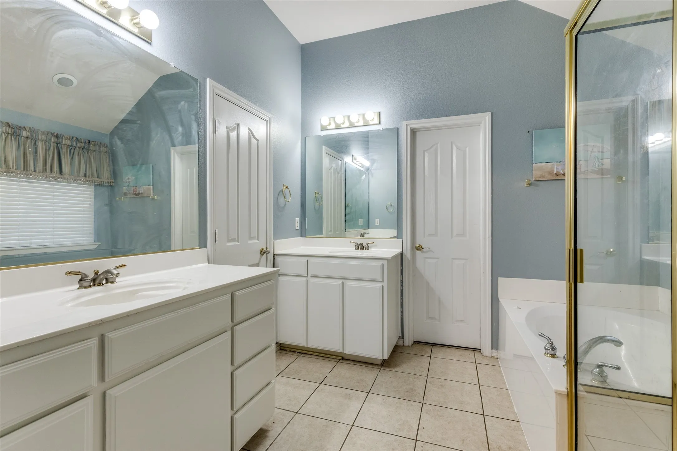 Single Family Residence For Sale in Tarrant County , 10812 Grayhawk Lane, Fort Worth, Texas 76244, 3 Bedroom, 2 Bathroom, 2 Garage spaces, 2,690 Sqft, built in 2002, mls#21318599, Real Estate Agent in Fort Worth, Homes For Sale in Tarrant county, Homes For Sale in Fort Worth, Realtor in Fort Worth Texas, Real Estate Brokerage Independent Realty Texas, Luminita Cordes Realtor