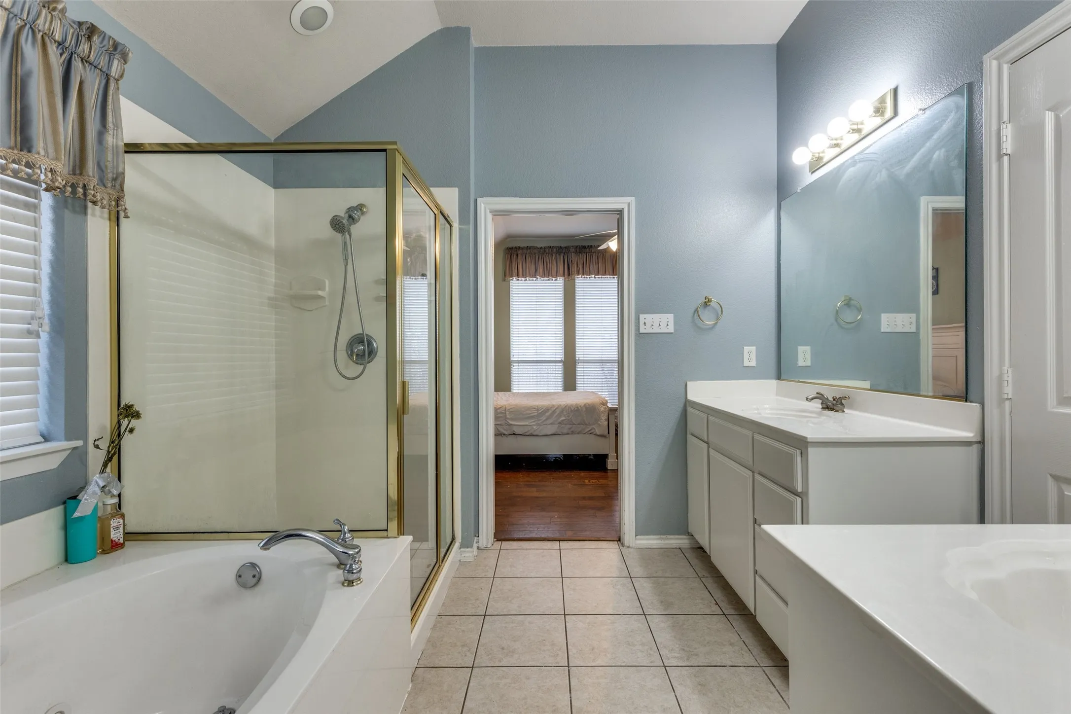 Single Family Residence For Sale in Tarrant County , 10812 Grayhawk Lane, Fort Worth, Texas 76244, 3 Bedroom, 2 Bathroom, 2 Garage spaces, 2,690 Sqft, built in 2002, mls#21318599, Real Estate Agent in Fort Worth, Homes For Sale in Tarrant county, Homes For Sale in Fort Worth, Realtor in Fort Worth Texas, Real Estate Brokerage Independent Realty Texas, Luminita Cordes Realtor