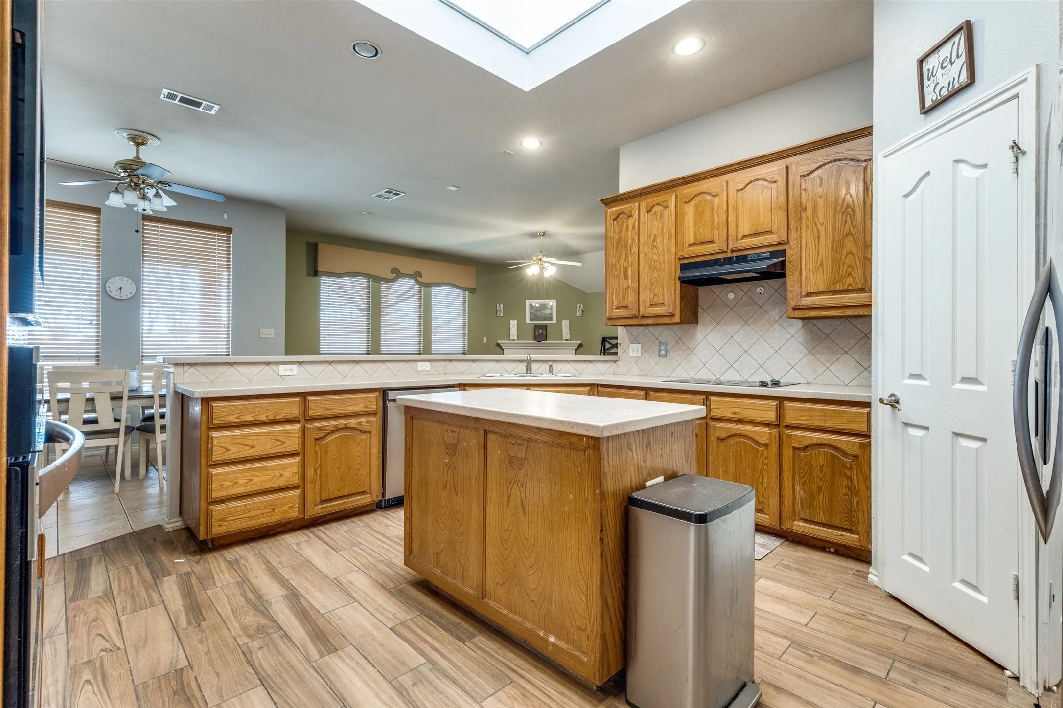 Single Family Residence For Sale in Tarrant County , 10812 Grayhawk Lane, Fort Worth, Texas 76244, 3 Bedroom, 2 Bathroom, 2 Garage spaces, 2,690 Sqft, built in 2002, mls#21318599, Real Estate Agent in Fort Worth, Homes For Sale in Tarrant county, Homes For Sale in Fort Worth, Realtor in Fort Worth Texas, Real Estate Brokerage Independent Realty Texas, Luminita Cordes Realtor