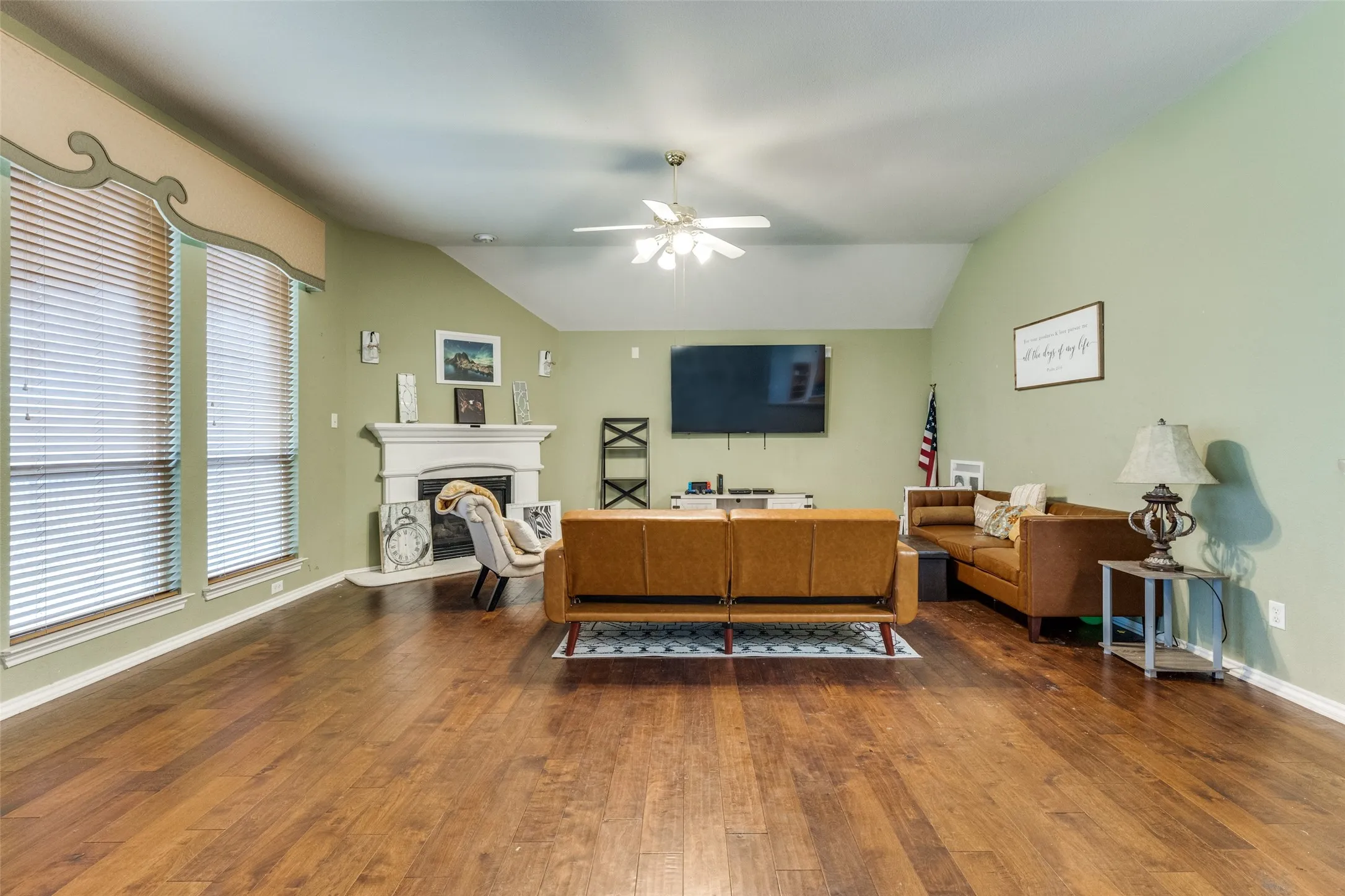 Single Family Residence For Sale in Tarrant County , 10812 Grayhawk Lane, Fort Worth, Texas 76244, 3 Bedroom, 2 Bathroom, 2 Garage spaces, 2,690 Sqft, built in 2002, mls#21318599, Real Estate Agent in Fort Worth, Homes For Sale in Tarrant county, Homes For Sale in Fort Worth, Realtor in Fort Worth Texas, Real Estate Brokerage Independent Realty Texas, Luminita Cordes Realtor