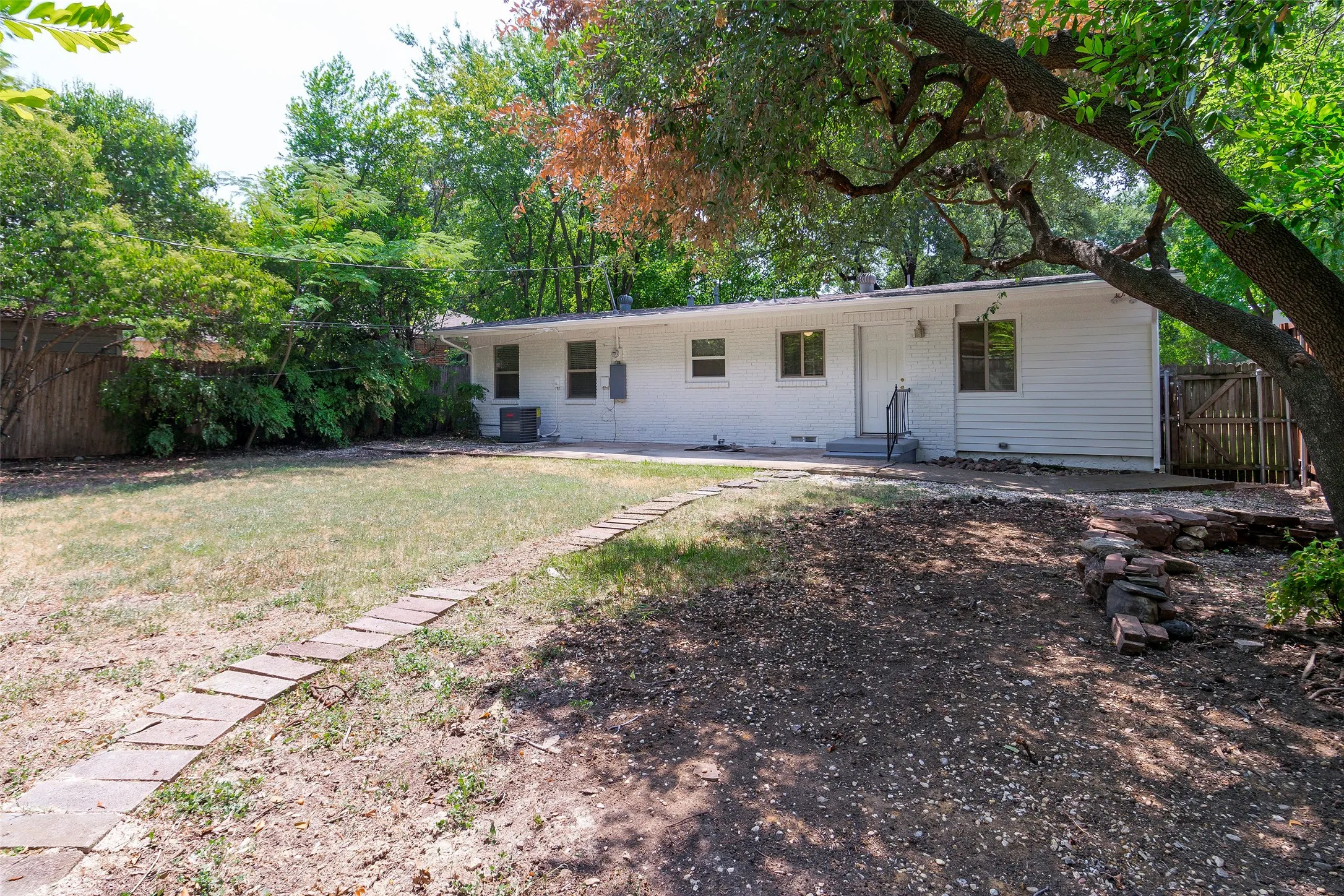 Single Family Residence For Rent in Dallas County , 4023 Park Lane, Dallas, Texas 75220, 3 Bedroom, 1 Bathroom, 1 Garage spaces, 1,222 Sqft, built in 1952, mls#21318634, Real Estate Agent in Dallas, Homes For Rent in Dallas county, Homes For Rent in Dallas, Realtor in Dallas Texas, Real Estate Brokerage Independent Realty Texas, Luminita Cordes Realtor