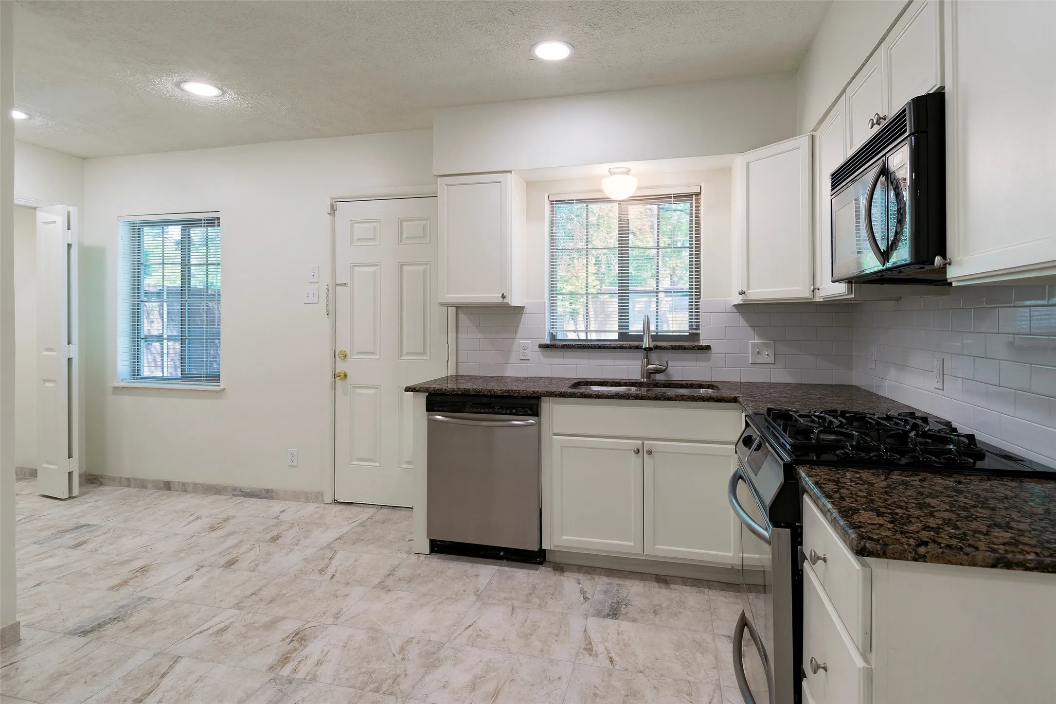 Single Family Residence For Rent in Dallas County , 4023 Park Lane, Dallas, Texas 75220, 3 Bedroom, 1 Bathroom, 1 Garage spaces, 1,222 Sqft, built in 1952, mls#21318634, Real Estate Agent in Dallas, Homes For Rent in Dallas county, Homes For Rent in Dallas, Realtor in Dallas Texas, Real Estate Brokerage Independent Realty Texas, Luminita Cordes Realtor