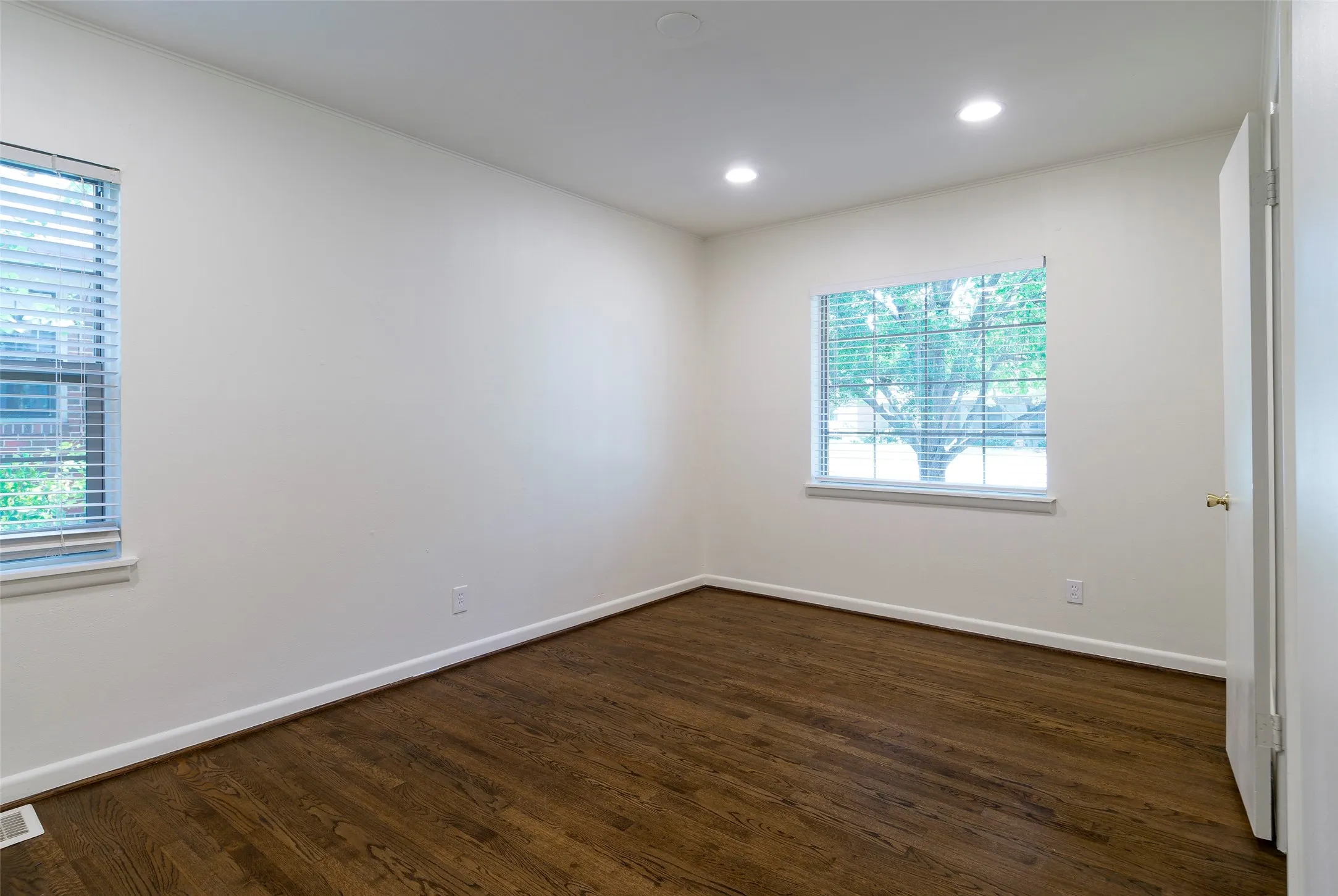 Single Family Residence For Rent in Dallas County , 4023 Park Lane, Dallas, Texas 75220, 3 Bedroom, 1 Bathroom, 1 Garage spaces, 1,222 Sqft, built in 1952, mls#21318634, Real Estate Agent in Dallas, Homes For Rent in Dallas county, Homes For Rent in Dallas, Realtor in Dallas Texas, Real Estate Brokerage Independent Realty Texas, Luminita Cordes Realtor