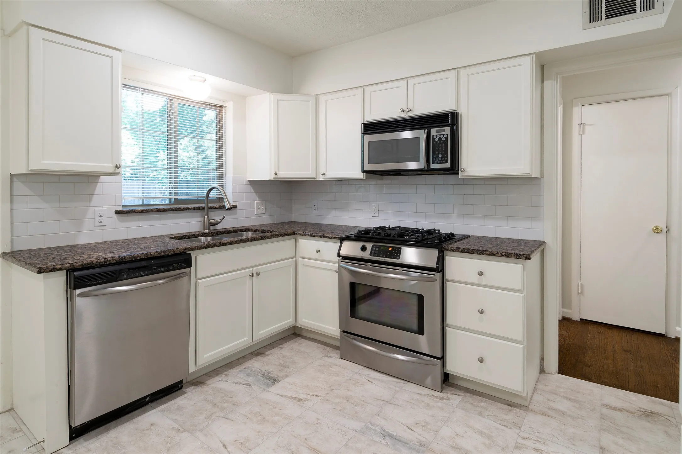 Single Family Residence For Rent in Dallas County , 4023 Park Lane, Dallas, Texas 75220, 3 Bedroom, 1 Bathroom, 1 Garage spaces, 1,222 Sqft, built in 1952, mls#21318634, Real Estate Agent in Dallas, Homes For Rent in Dallas county, Homes For Rent in Dallas, Realtor in Dallas Texas, Real Estate Brokerage Independent Realty Texas, Luminita Cordes Realtor