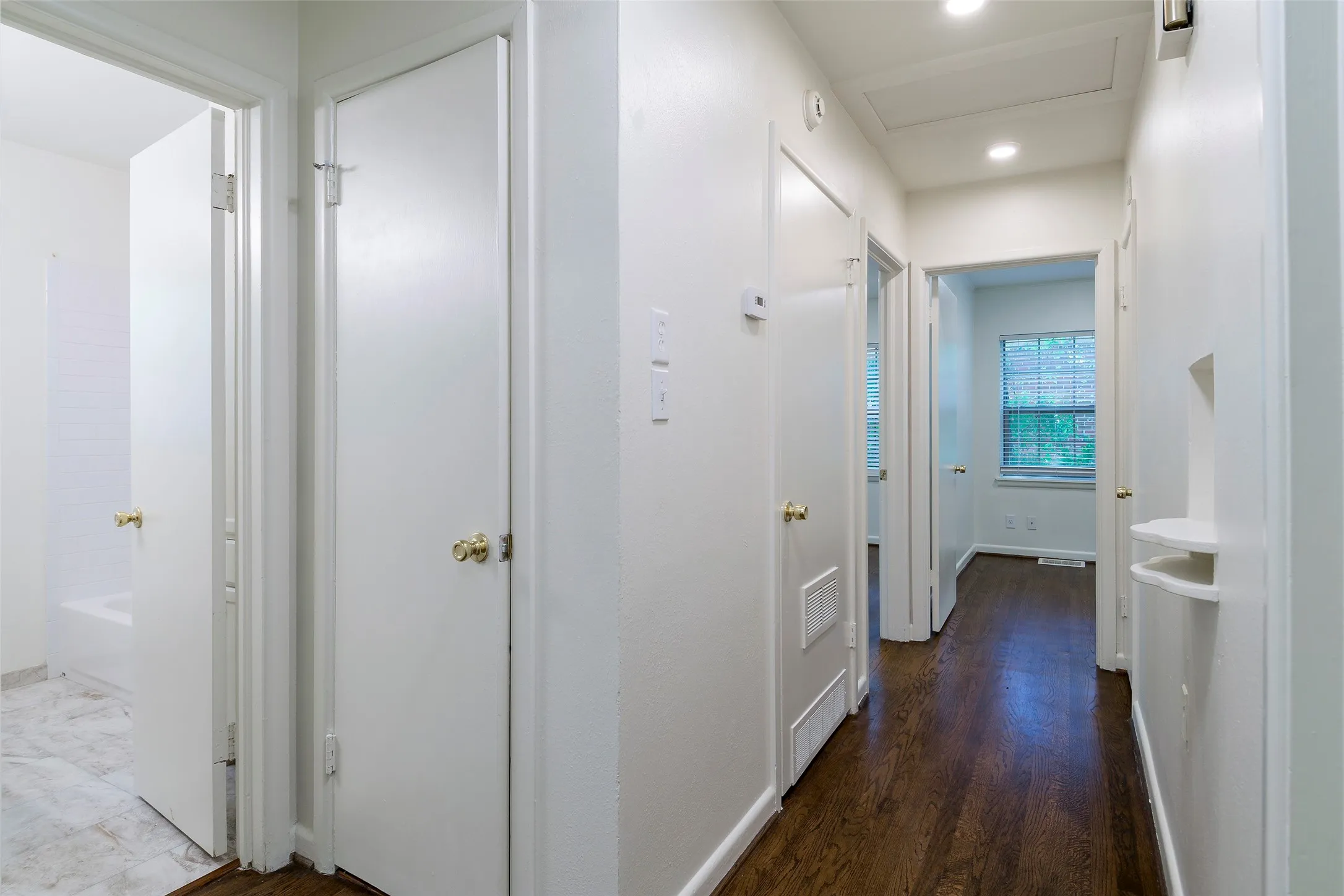 Single Family Residence For Rent in Dallas County , 4023 Park Lane, Dallas, Texas 75220, 3 Bedroom, 1 Bathroom, 1 Garage spaces, 1,222 Sqft, built in 1952, mls#21318634, Real Estate Agent in Dallas, Homes For Rent in Dallas county, Homes For Rent in Dallas, Realtor in Dallas Texas, Real Estate Brokerage Independent Realty Texas, Luminita Cordes Realtor