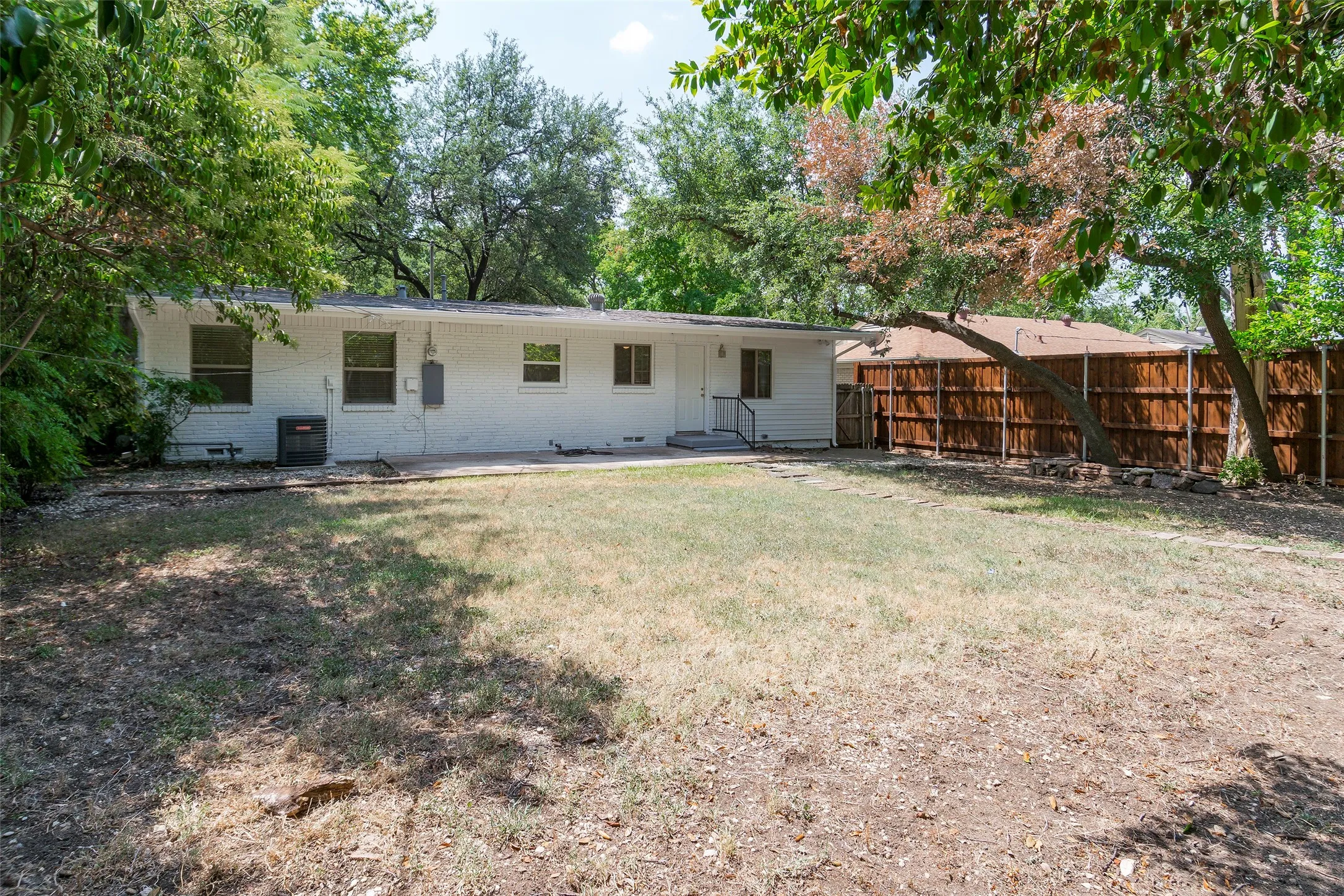 Single Family Residence For Rent in Dallas County , 4023 Park Lane, Dallas, Texas 75220, 3 Bedroom, 1 Bathroom, 1 Garage spaces, 1,222 Sqft, built in 1952, mls#21318634, Real Estate Agent in Dallas, Homes For Rent in Dallas county, Homes For Rent in Dallas, Realtor in Dallas Texas, Real Estate Brokerage Independent Realty Texas, Luminita Cordes Realtor