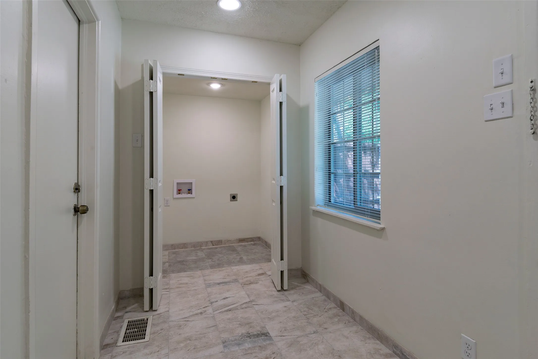 Single Family Residence For Rent in Dallas County , 4023 Park Lane, Dallas, Texas 75220, 3 Bedroom, 1 Bathroom, 1 Garage spaces, 1,222 Sqft, built in 1952, mls#21318634, Real Estate Agent in Dallas, Homes For Rent in Dallas county, Homes For Rent in Dallas, Realtor in Dallas Texas, Real Estate Brokerage Independent Realty Texas, Luminita Cordes Realtor