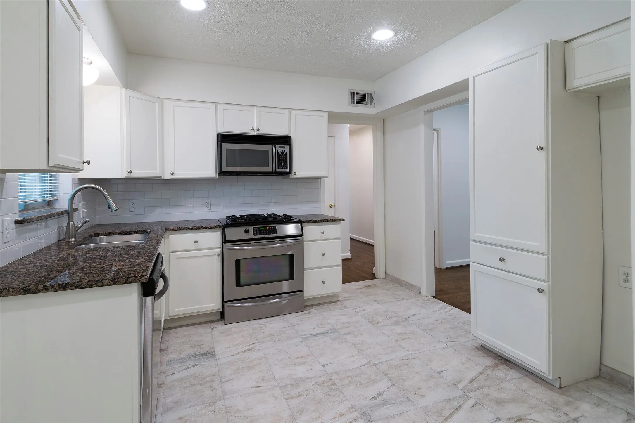 Single Family Residence For Rent in Dallas County , 4023 Park Lane, Dallas, Texas 75220, 3 Bedroom, 1 Bathroom, 1 Garage spaces, 1,222 Sqft, built in 1952, mls#21318634, Real Estate Agent in Dallas, Homes For Rent in Dallas county, Homes For Rent in Dallas, Realtor in Dallas Texas, Real Estate Brokerage Independent Realty Texas, Luminita Cordes Realtor