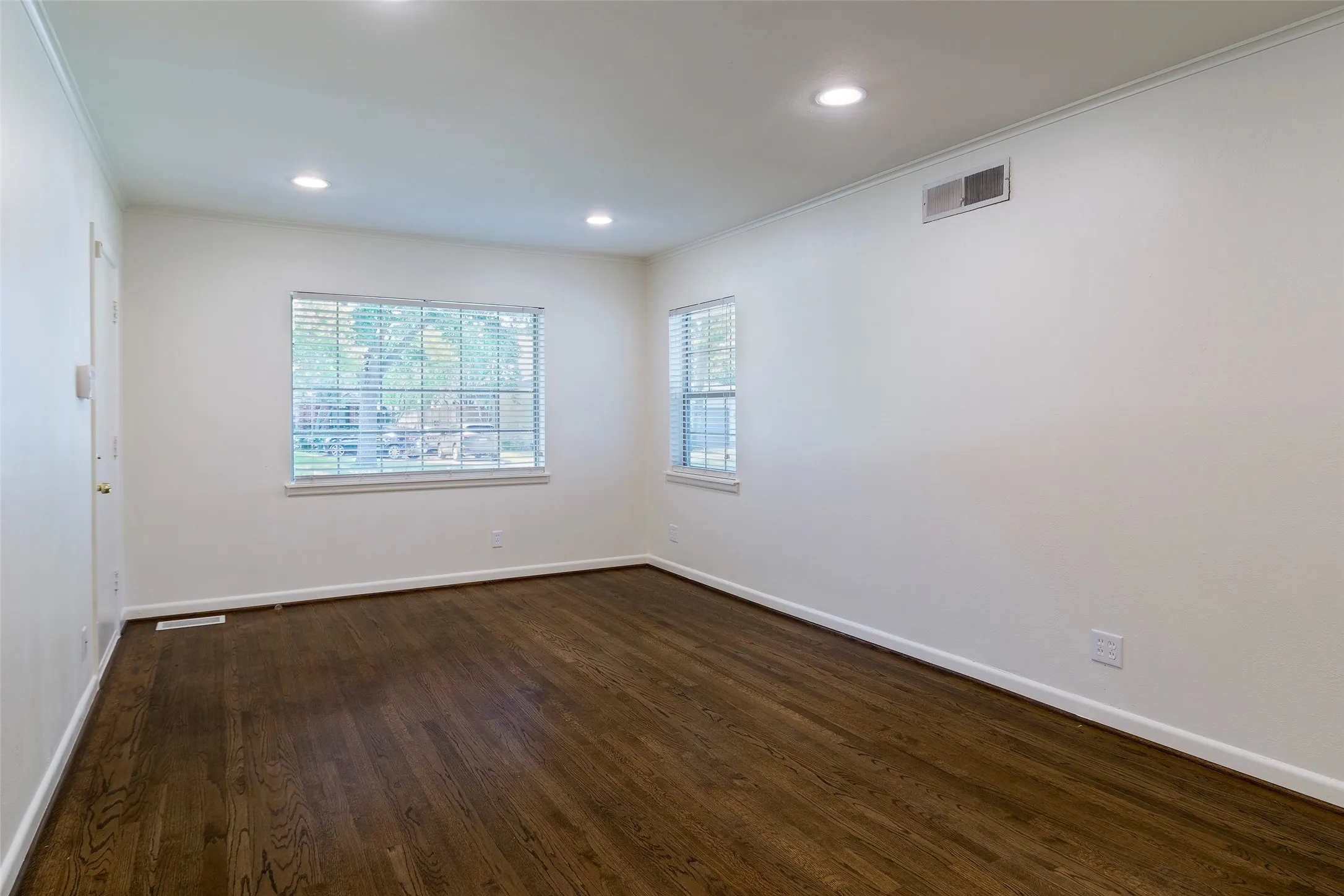 Single Family Residence For Rent in Dallas County , 4023 Park Lane, Dallas, Texas 75220, 3 Bedroom, 1 Bathroom, 1 Garage spaces, 1,222 Sqft, built in 1952, mls#21318634, Real Estate Agent in Dallas, Homes For Rent in Dallas county, Homes For Rent in Dallas, Realtor in Dallas Texas, Real Estate Brokerage Independent Realty Texas, Luminita Cordes Realtor