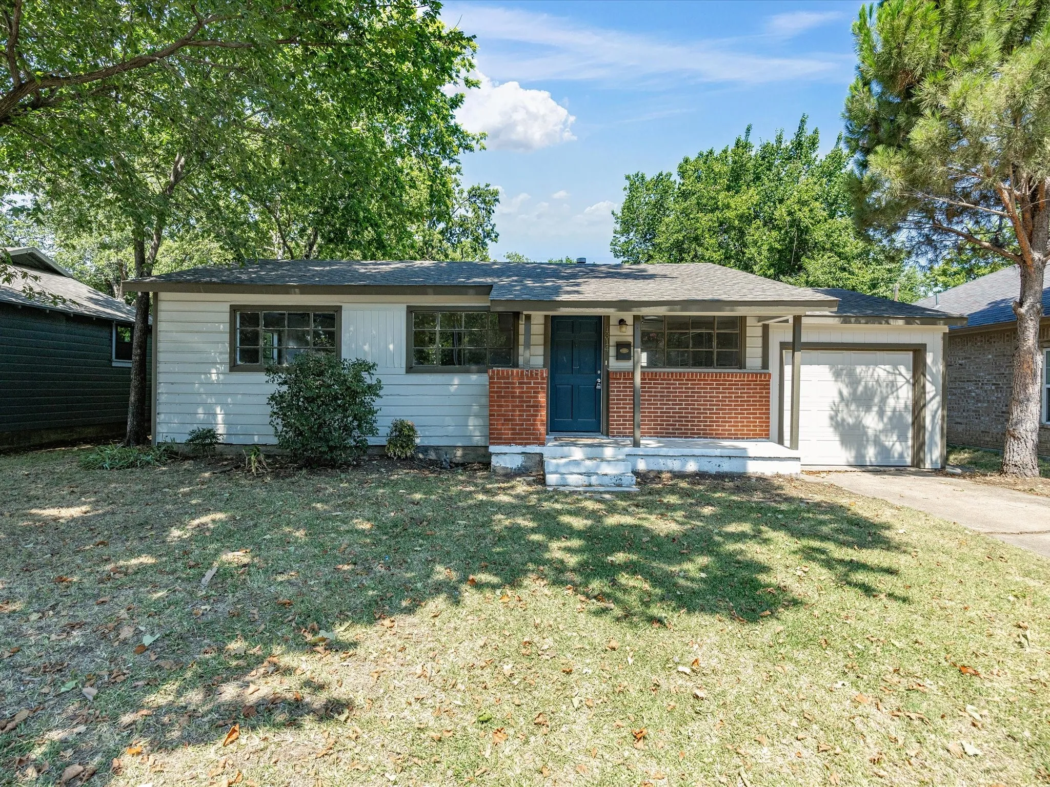 Single Family Residence For Sale in Tarrant County , 1314 Bennett Drive, Arlington, Texas 76013, 2 Bedroom, 1 Bathroom, 1 Garage spaces, 1,104 Sqft, built in 1954, mls#21318635, Real Estate Agent in Arlington, Homes For Sale in Tarrant county, Homes For Sale in Arlington, Realtor in Arlington Texas, Real Estate Brokerage Independent Realty Texas, Luminita Cordes Realtor