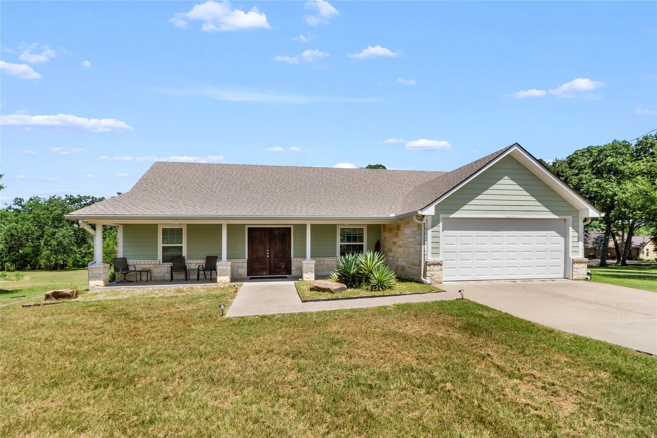 Single Family Residence For Sale in Freestone County , 151 Tall Oaks, Streetman, Texas 75859, 3 Bedroom, 2 Bathroom, 2 Garage spaces, 1,775 Sqft, built in 2016, mls#21318537, Real Estate Agent in Streetman, Homes For Sale in Freestone county, Homes For Sale in Streetman, Realtor in Streetman Texas, Real Estate Brokerage Independent Realty Texas, Luminita Cordes Realtor