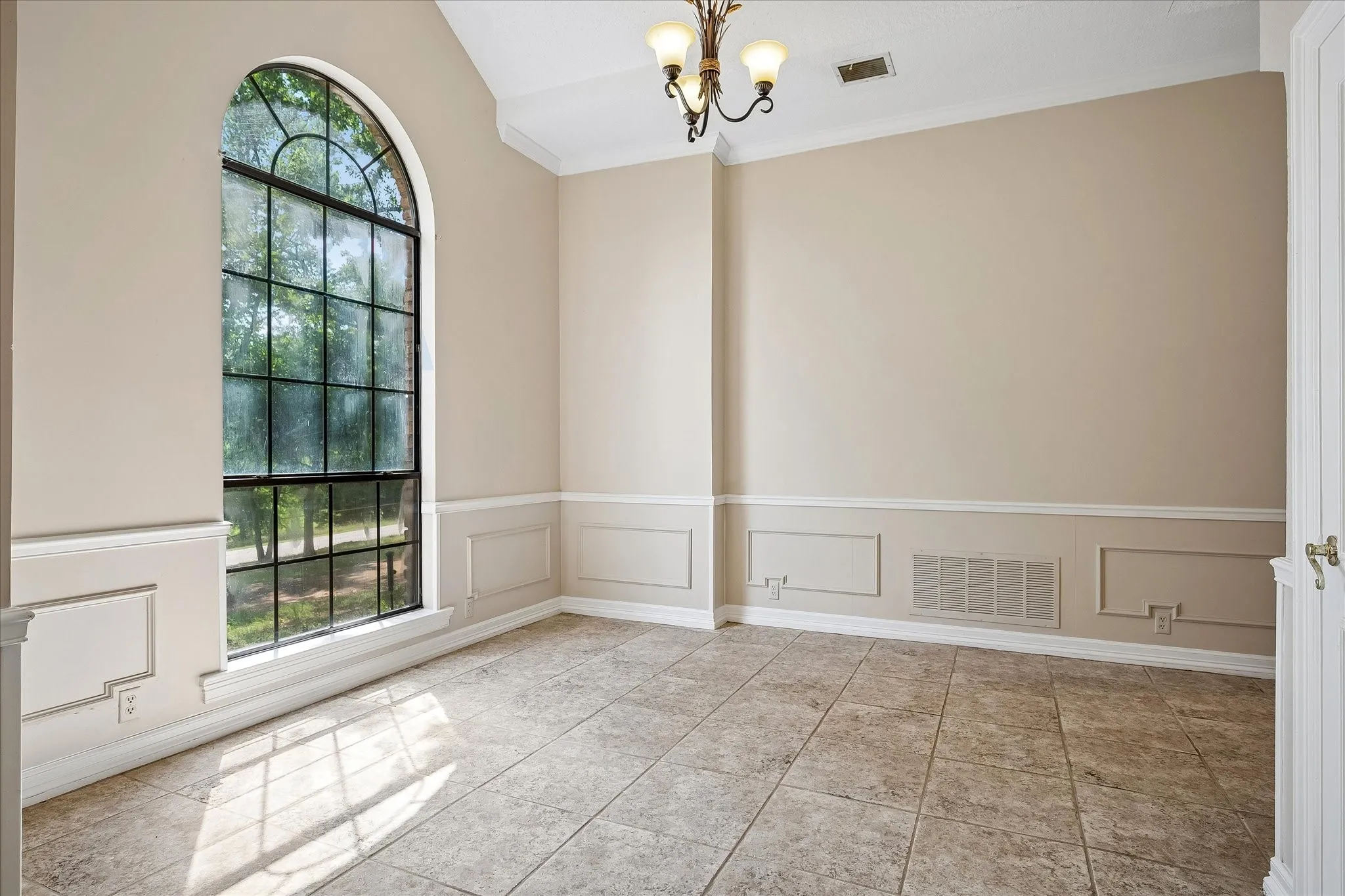 Arch-top window with grid pattern