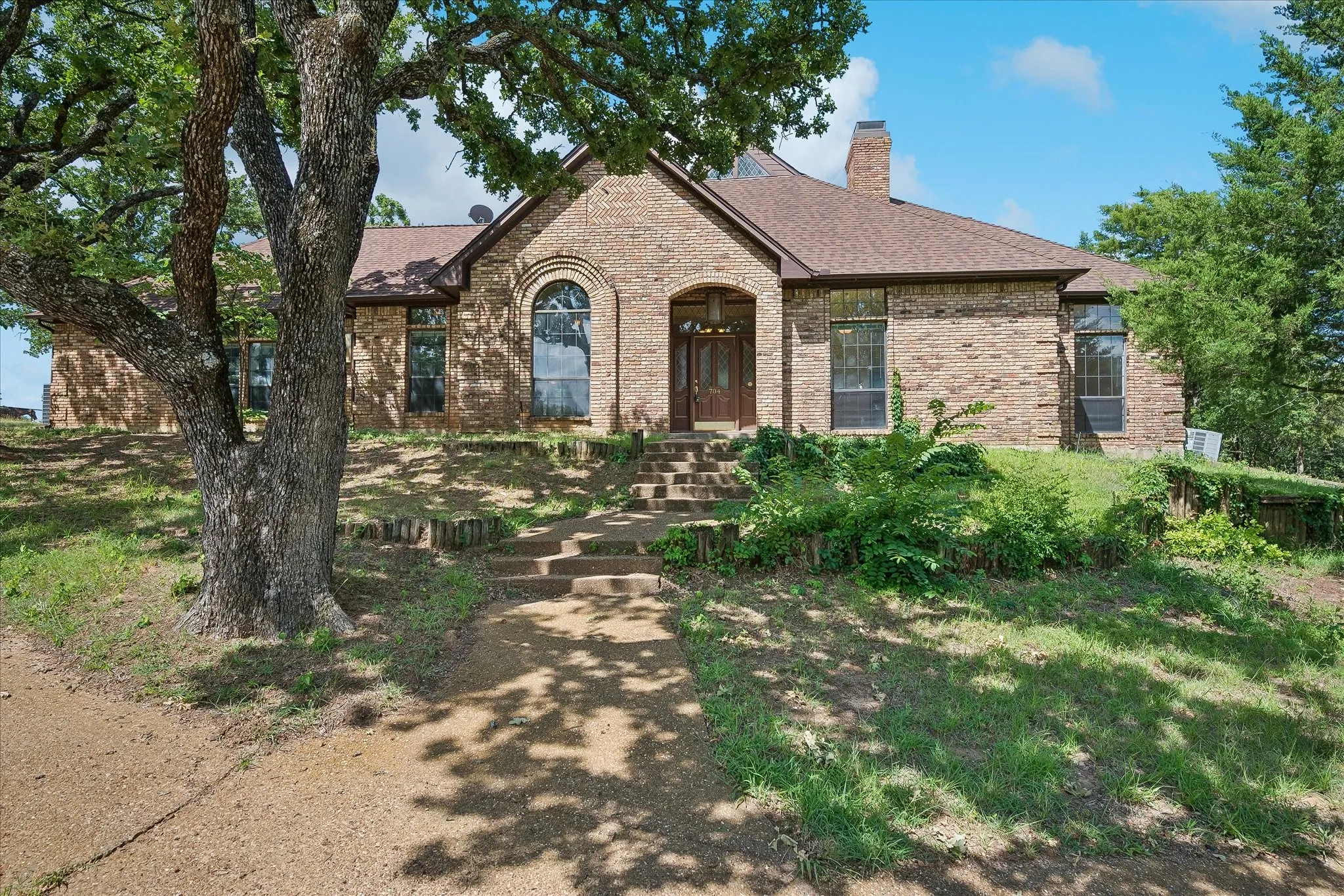 Single Family Residence For Sale in Denton County , 704 Mc Makin Road, Bartonville, Texas 76226, 3 Bedroom, 4 Bathroom, 3 Garage spaces, 3,439 Sqft, built in 1985, Price $800,000, mls#21317592, Real Estate Agent in Bartonville, Homes For Sale in Denton county, Homes For Sale in Bartonville, Realtor in Bartonville Texas, Real Estate Brokerage Independent Realty Texas, Luminita Cordes Realtor
