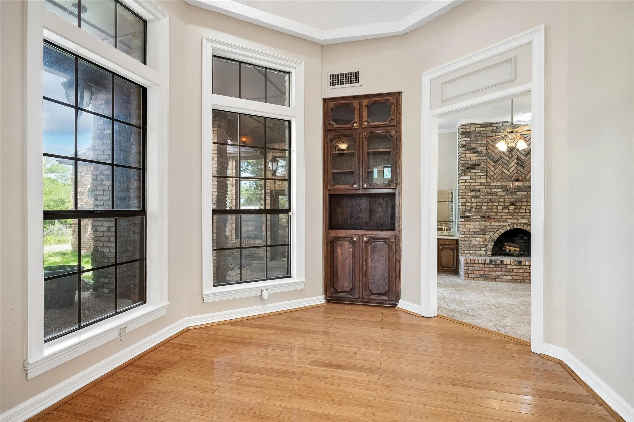 Single Family Residence For Sale in Denton County , 704 Mc Makin Road, Bartonville, Texas 76226, 3 Bedroom, 4 Bathroom, 3 Garage spaces, 3,439 Sqft, built in 1985, Price $800,000, mls#21317592, Real Estate Agent in Bartonville, Homes For Sale in Denton county, Homes For Sale in Bartonville, Realtor in Bartonville Texas, Real Estate Brokerage Independent Realty Texas, Luminita Cordes Realtor