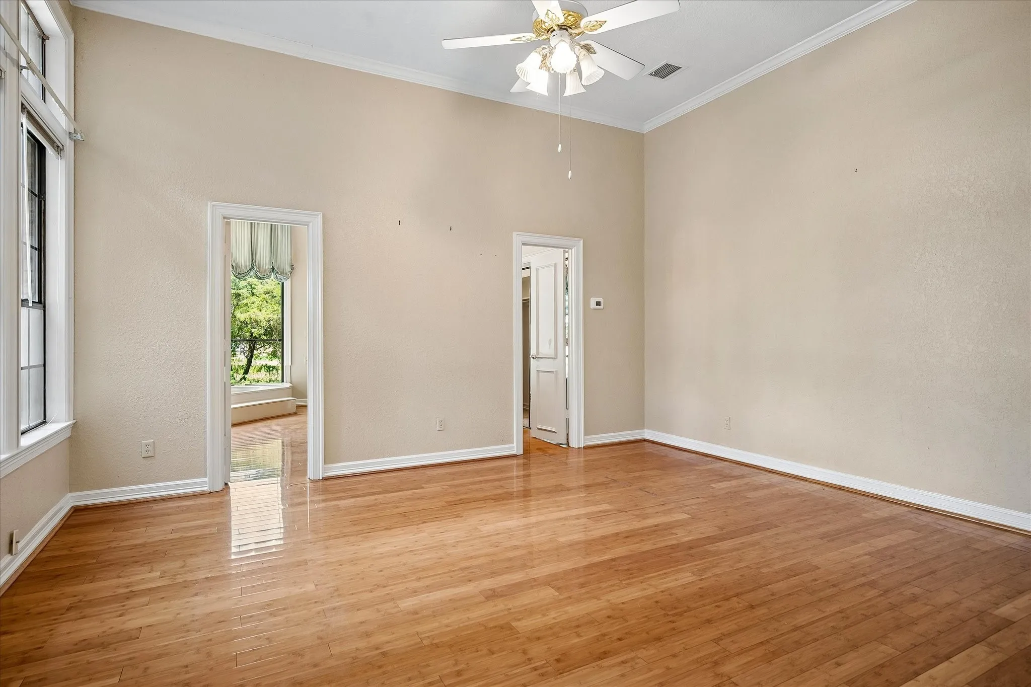 Single Family Residence For Sale in Denton County , 704 Mc Makin Road, Bartonville, Texas 76226, 3 Bedroom, 4 Bathroom, 3 Garage spaces, 3,439 Sqft, built in 1985, Price $800,000, mls#21317592, Real Estate Agent in Bartonville, Homes For Sale in Denton county, Homes For Sale in Bartonville, Realtor in Bartonville Texas, Real Estate Brokerage Independent Realty Texas, Luminita Cordes Realtor
