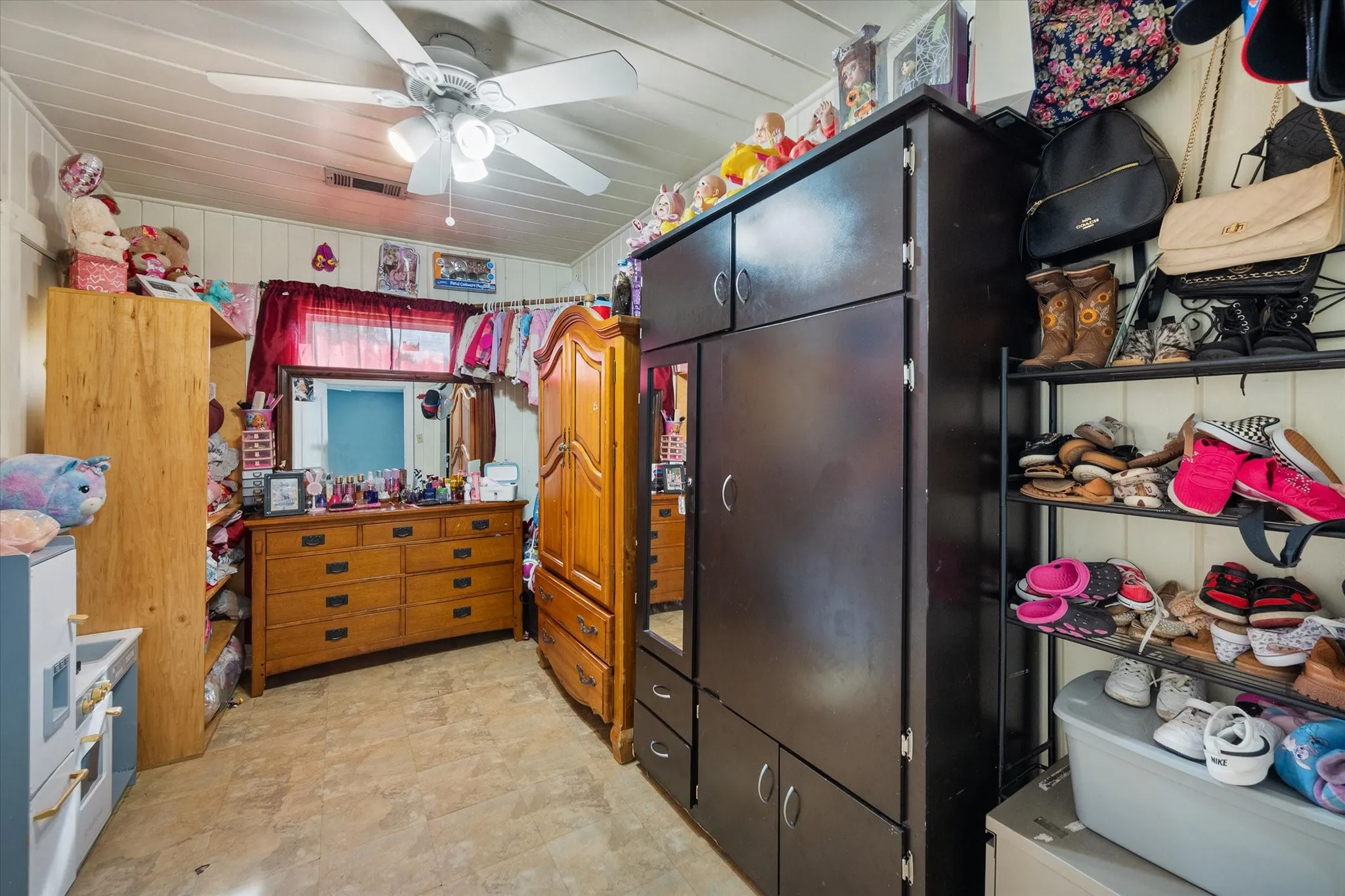 Single Family Residence For Sale in Dallas County , 205 fannin Street, Hutchins, Texas 75141, 4 Bedroom, 1 Bathroom, Garage spaces, 1,271 Sqft, built in 1936, mls#21318656, Real Estate Agent in Hutchins, Homes For Sale in Dallas county, Homes For Sale in Hutchins, Realtor in Hutchins Texas, Real Estate Brokerage Independent Realty Texas, Luminita Cordes Realtor