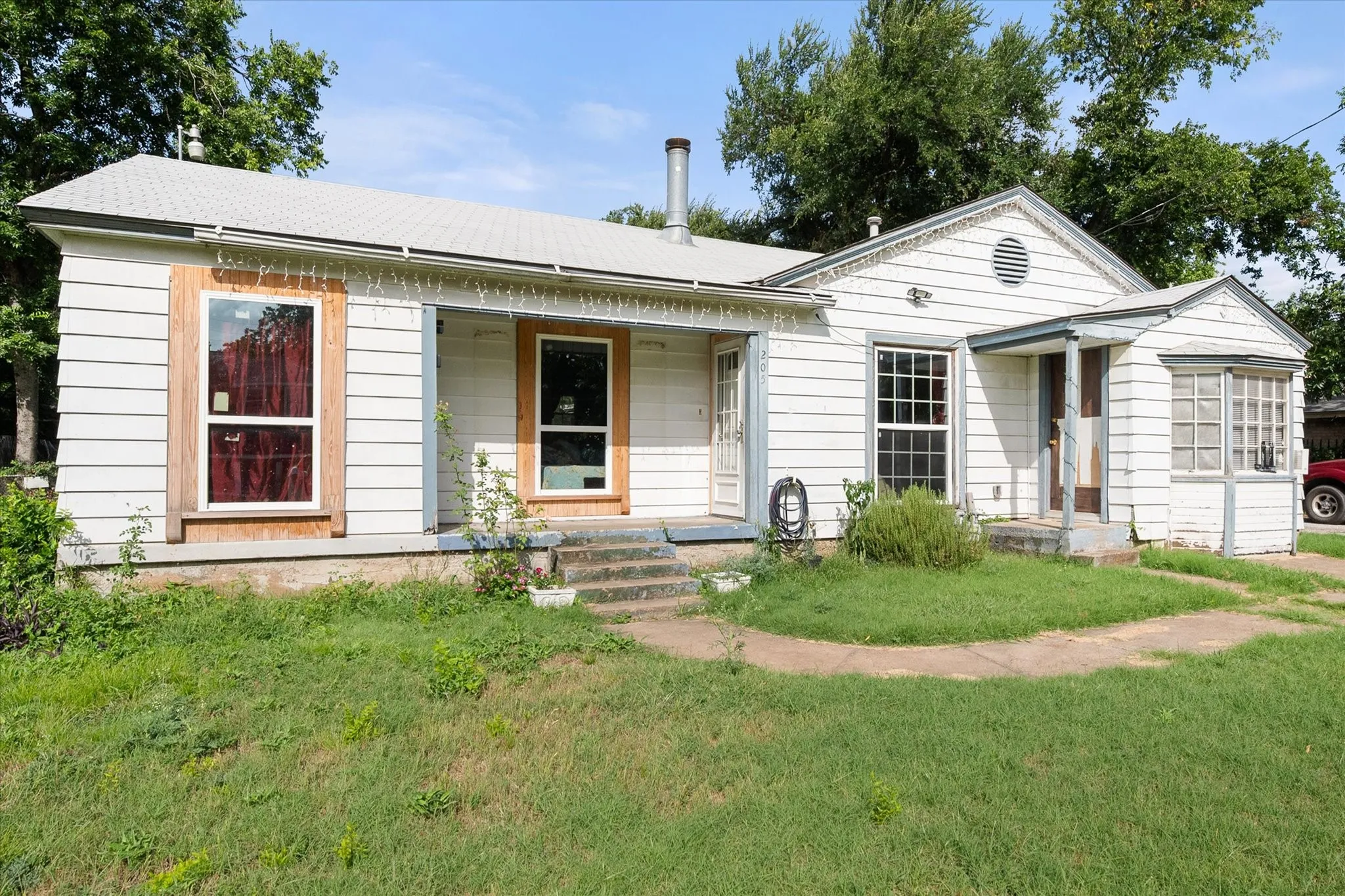 Single Family Residence For Sale in Dallas County , 205 fannin Street, Hutchins, Texas 75141, 4 Bedroom, 1 Bathroom, Garage spaces, 1,271 Sqft, built in 1936, mls#21318656, Real Estate Agent in Hutchins, Homes For Sale in Dallas county, Homes For Sale in Hutchins, Realtor in Hutchins Texas, Real Estate Brokerage Independent Realty Texas, Luminita Cordes Realtor