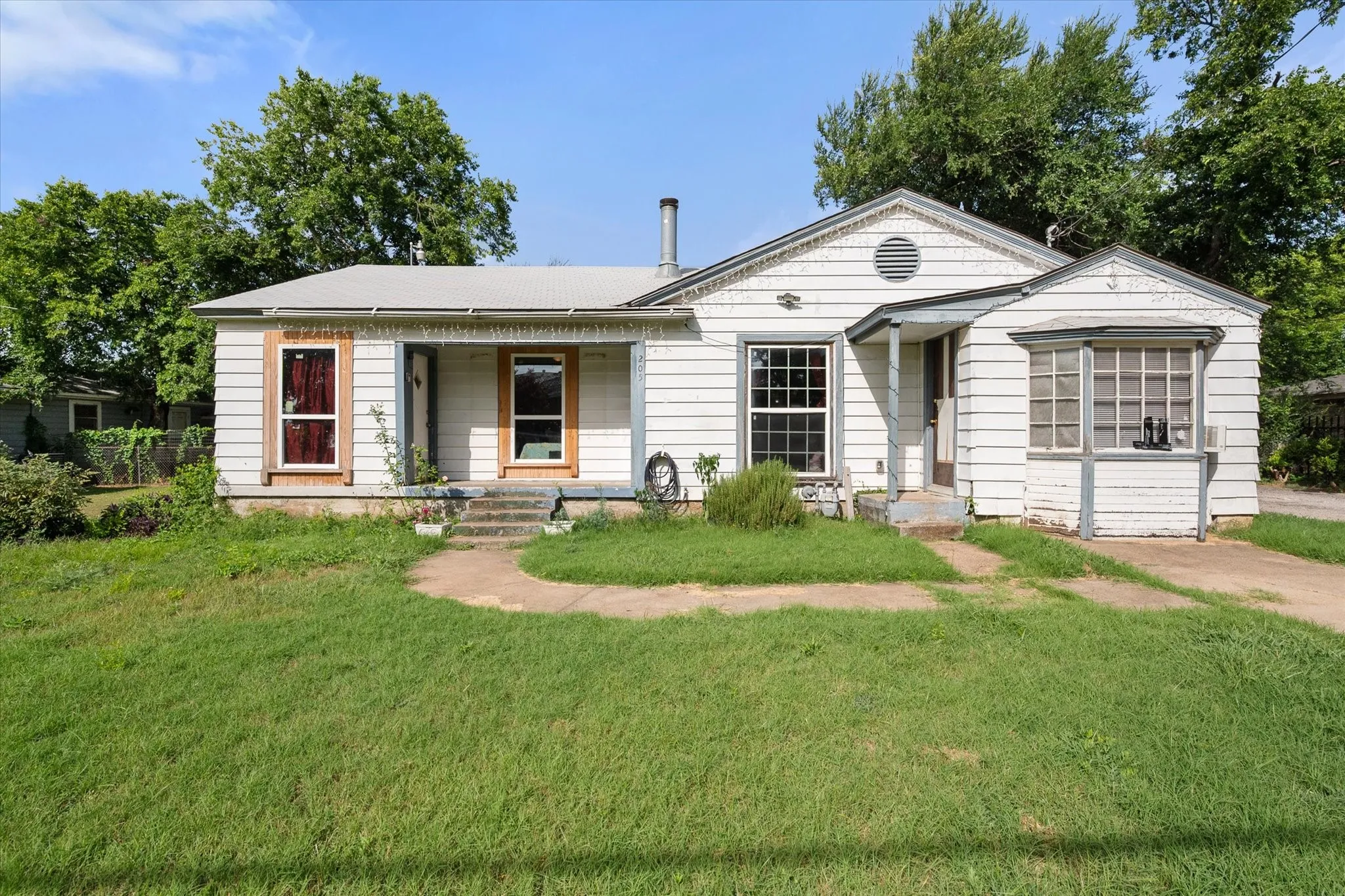 Single Family Residence For Sale in Dallas County , 205 fannin Street, Hutchins, Texas 75141, 4 Bedroom, 1 Bathroom, Garage spaces, 1,271 Sqft, built in 1936, mls#21318656, Real Estate Agent in Hutchins, Homes For Sale in Dallas county, Homes For Sale in Hutchins, Realtor in Hutchins Texas, Real Estate Brokerage Independent Realty Texas, Luminita Cordes Realtor