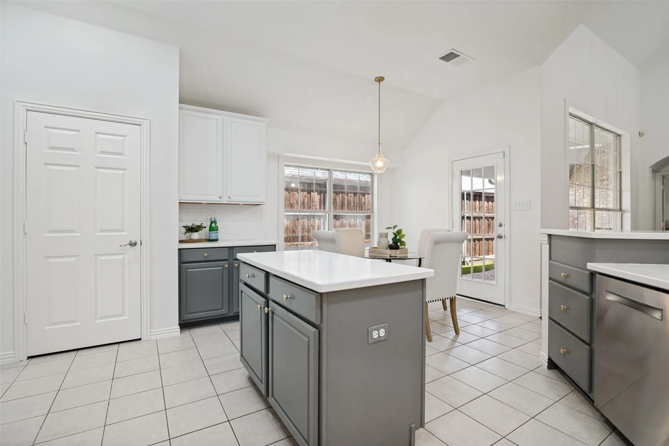 Single Family Residence For Sale in Rockwall County , 648 Woodland Way, Rockwall, Texas 75087, 3 Bedroom, 2 Bathroom, 2 Garage spaces, 3,111 Sqft, built in 2001, mls#21318658, Real Estate Agent in Rockwall, Homes For Sale in Rockwall county, Homes For Sale in Rockwall, Realtor in Rockwall Texas, Real Estate Brokerage Independent Realty Texas, Luminita Cordes Realtor