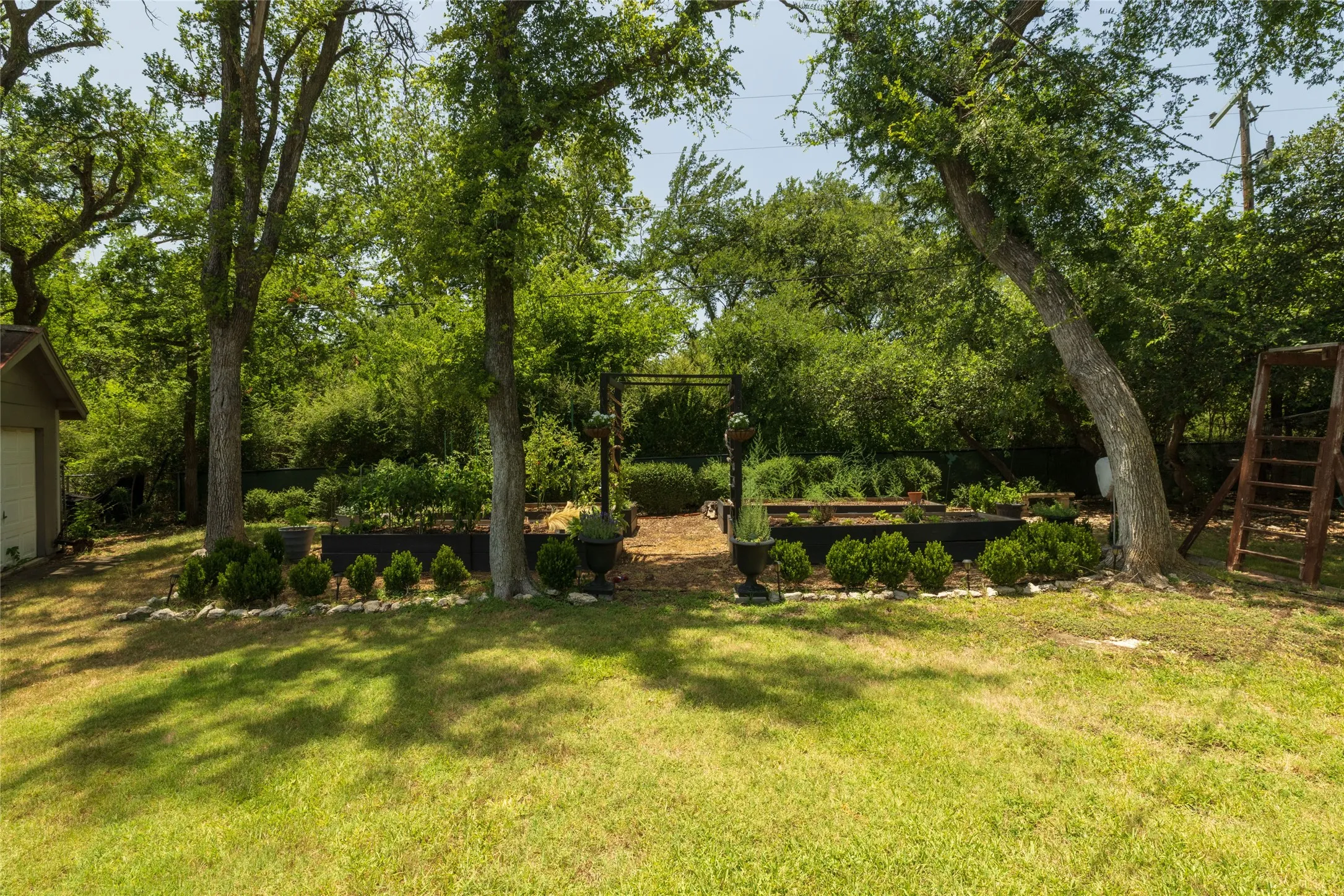 Single Family Residence For Sale in Tarrant County , 211 Crest Ridge Circle, Lakeside, Texas 76108, 4 Bedroom, 2 Bathroom, 2 Garage spaces, 2,490 Sqft, built in 1955, mls#21318679, Real Estate Agent in Lakeside, Homes For Sale in Tarrant county, Homes For Sale in Lakeside, Realtor in Lakeside Texas, Real Estate Brokerage Independent Realty Texas, Luminita Cordes Realtor