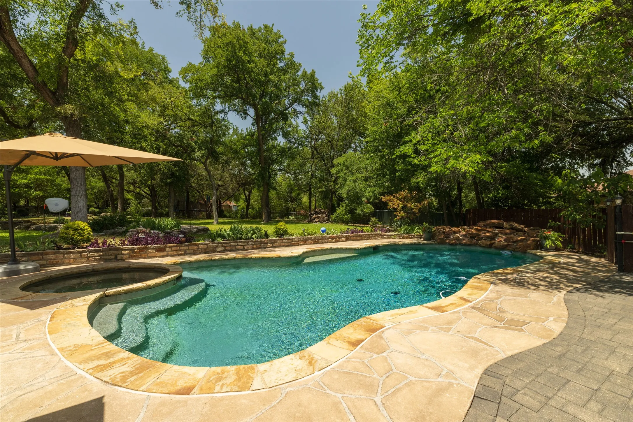 Single Family Residence For Sale in Tarrant County , 211 Crest Ridge Circle, Lakeside, Texas 76108, 4 Bedroom, 2 Bathroom, 2 Garage spaces, 2,490 Sqft, built in 1955, mls#21318679, Real Estate Agent in Lakeside, Homes For Sale in Tarrant county, Homes For Sale in Lakeside, Realtor in Lakeside Texas, Real Estate Brokerage Independent Realty Texas, Luminita Cordes Realtor