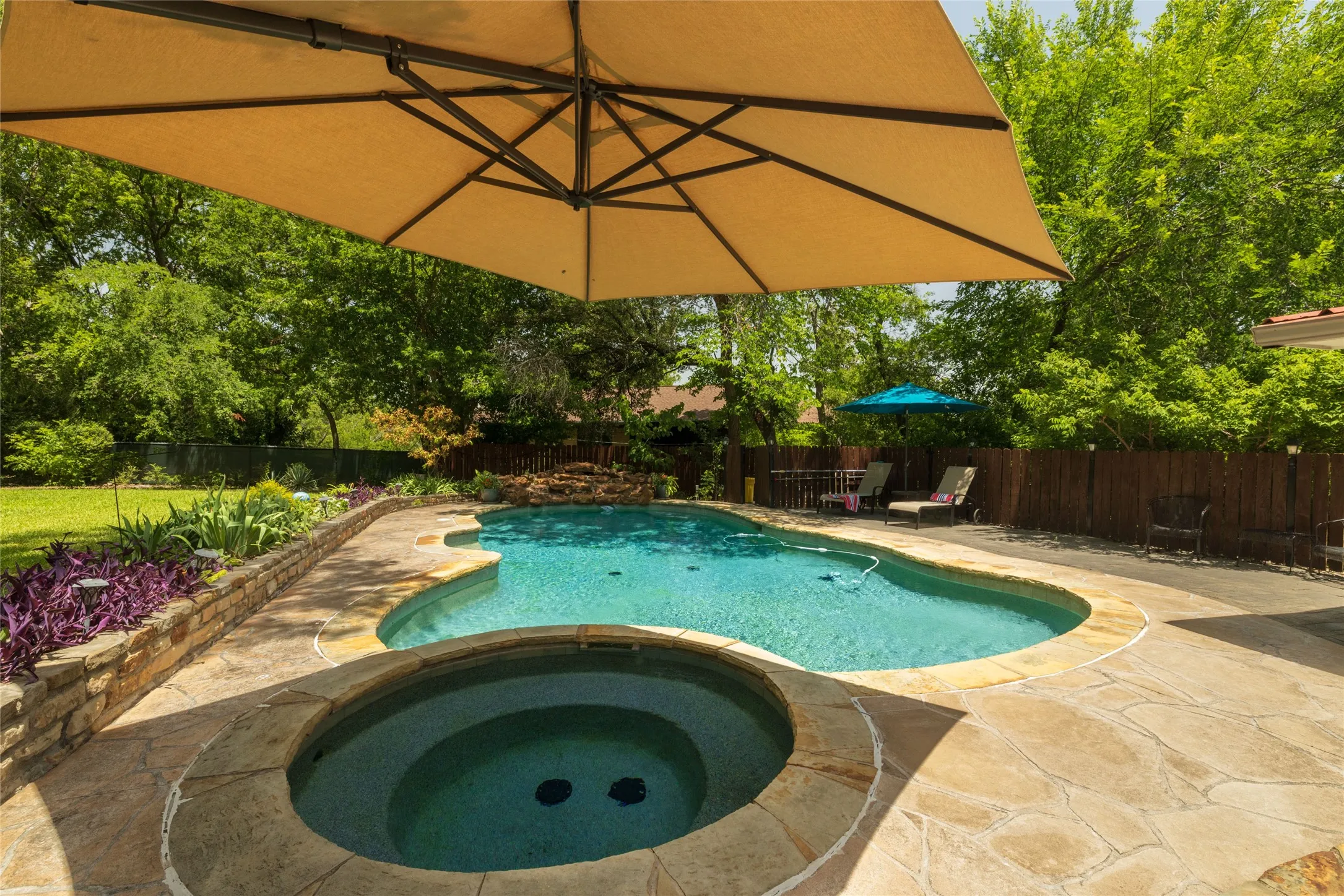 Single Family Residence For Sale in Tarrant County , 211 Crest Ridge Circle, Lakeside, Texas 76108, 4 Bedroom, 2 Bathroom, 2 Garage spaces, 2,490 Sqft, built in 1955, mls#21318679, Real Estate Agent in Lakeside, Homes For Sale in Tarrant county, Homes For Sale in Lakeside, Realtor in Lakeside Texas, Real Estate Brokerage Independent Realty Texas, Luminita Cordes Realtor