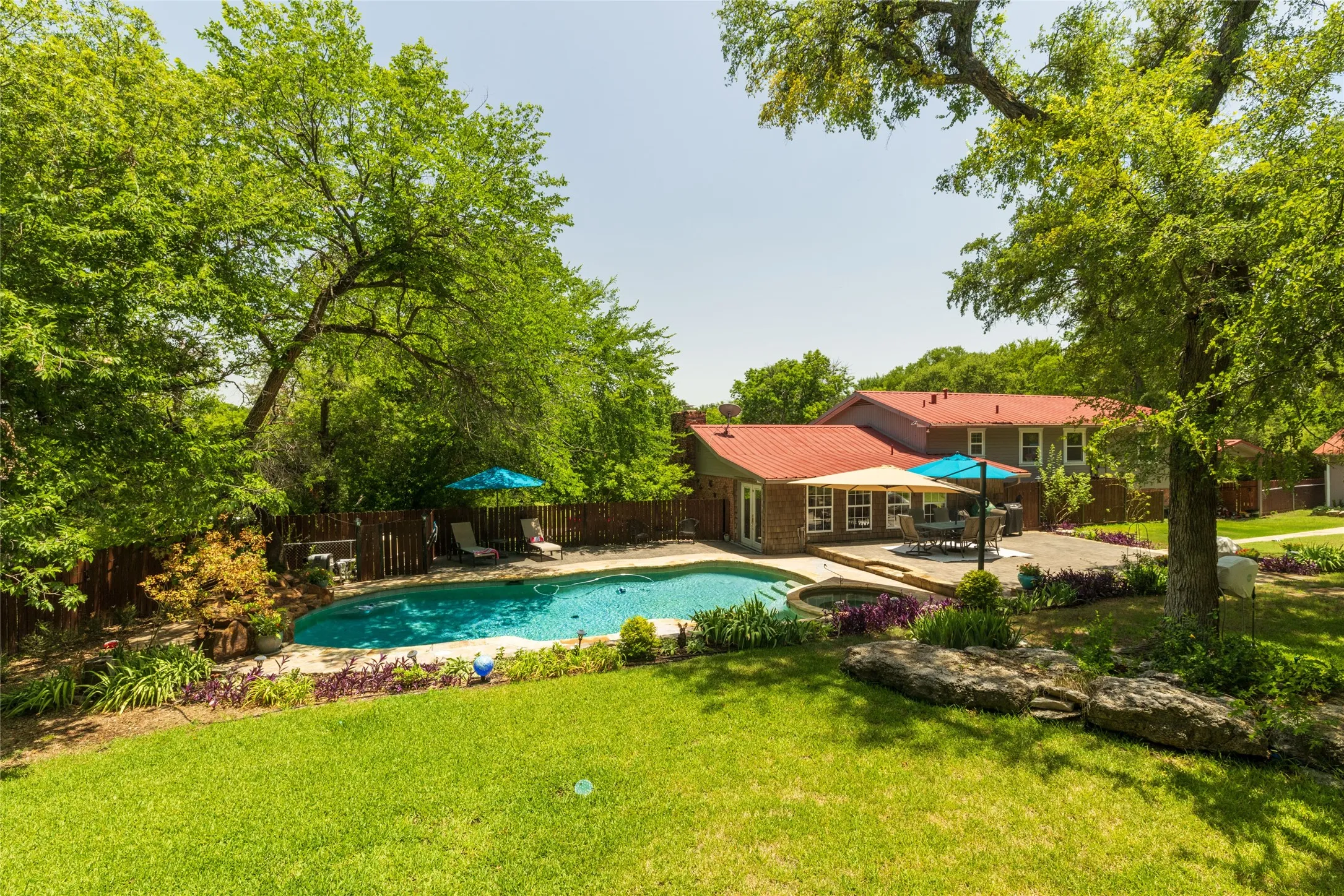 Single Family Residence For Sale in Tarrant County , 211 Crest Ridge Circle, Lakeside, Texas 76108, 4 Bedroom, 2 Bathroom, 2 Garage spaces, 2,490 Sqft, built in 1955, mls#21318679, Real Estate Agent in Lakeside, Homes For Sale in Tarrant county, Homes For Sale in Lakeside, Realtor in Lakeside Texas, Real Estate Brokerage Independent Realty Texas, Luminita Cordes Realtor