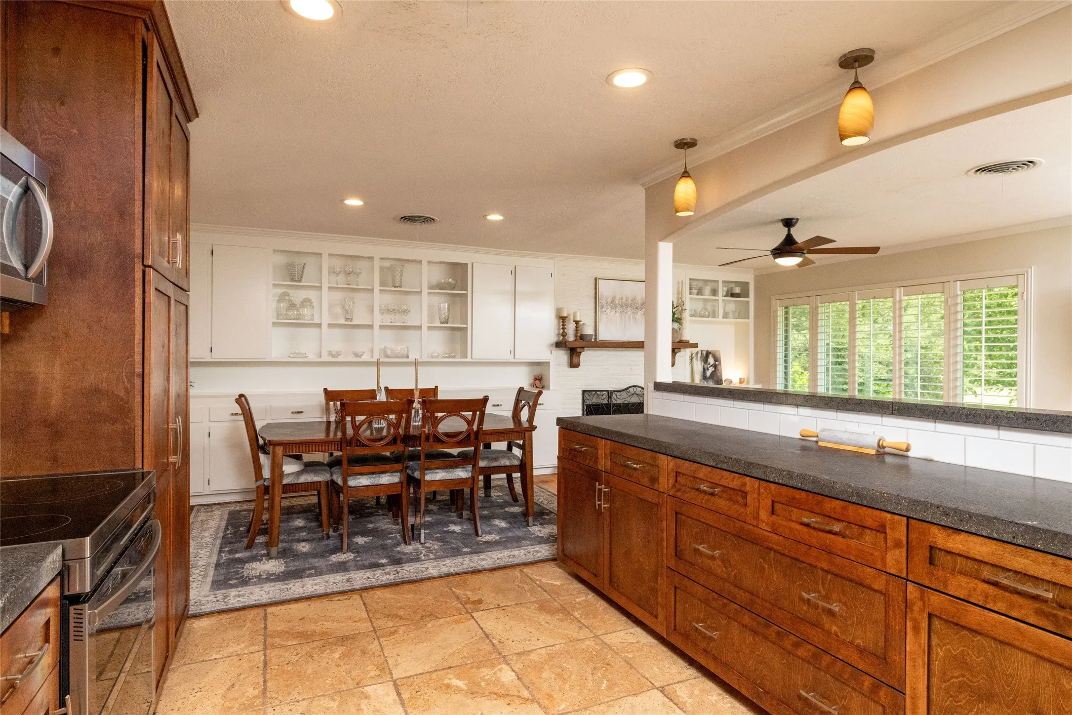 Single Family Residence For Sale in Tarrant County , 211 Crest Ridge Circle, Lakeside, Texas 76108, 4 Bedroom, 2 Bathroom, 2 Garage spaces, 2,490 Sqft, built in 1955, mls#21318679, Real Estate Agent in Lakeside, Homes For Sale in Tarrant county, Homes For Sale in Lakeside, Realtor in Lakeside Texas, Real Estate Brokerage Independent Realty Texas, Luminita Cordes Realtor