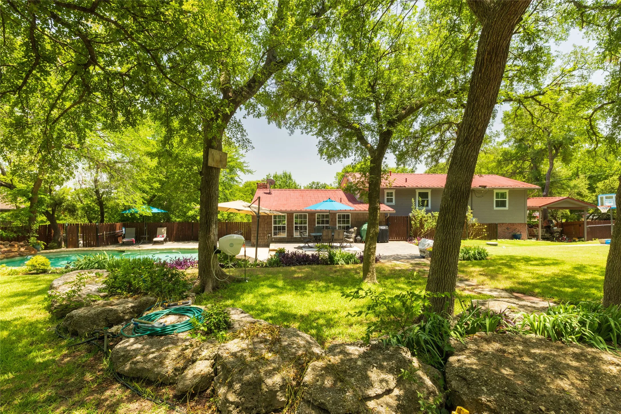 Single Family Residence For Sale in Tarrant County , 211 Crest Ridge Circle, Lakeside, Texas 76108, 4 Bedroom, 2 Bathroom, 2 Garage spaces, 2,490 Sqft, built in 1955, mls#21318679, Real Estate Agent in Lakeside, Homes For Sale in Tarrant county, Homes For Sale in Lakeside, Realtor in Lakeside Texas, Real Estate Brokerage Independent Realty Texas, Luminita Cordes Realtor
