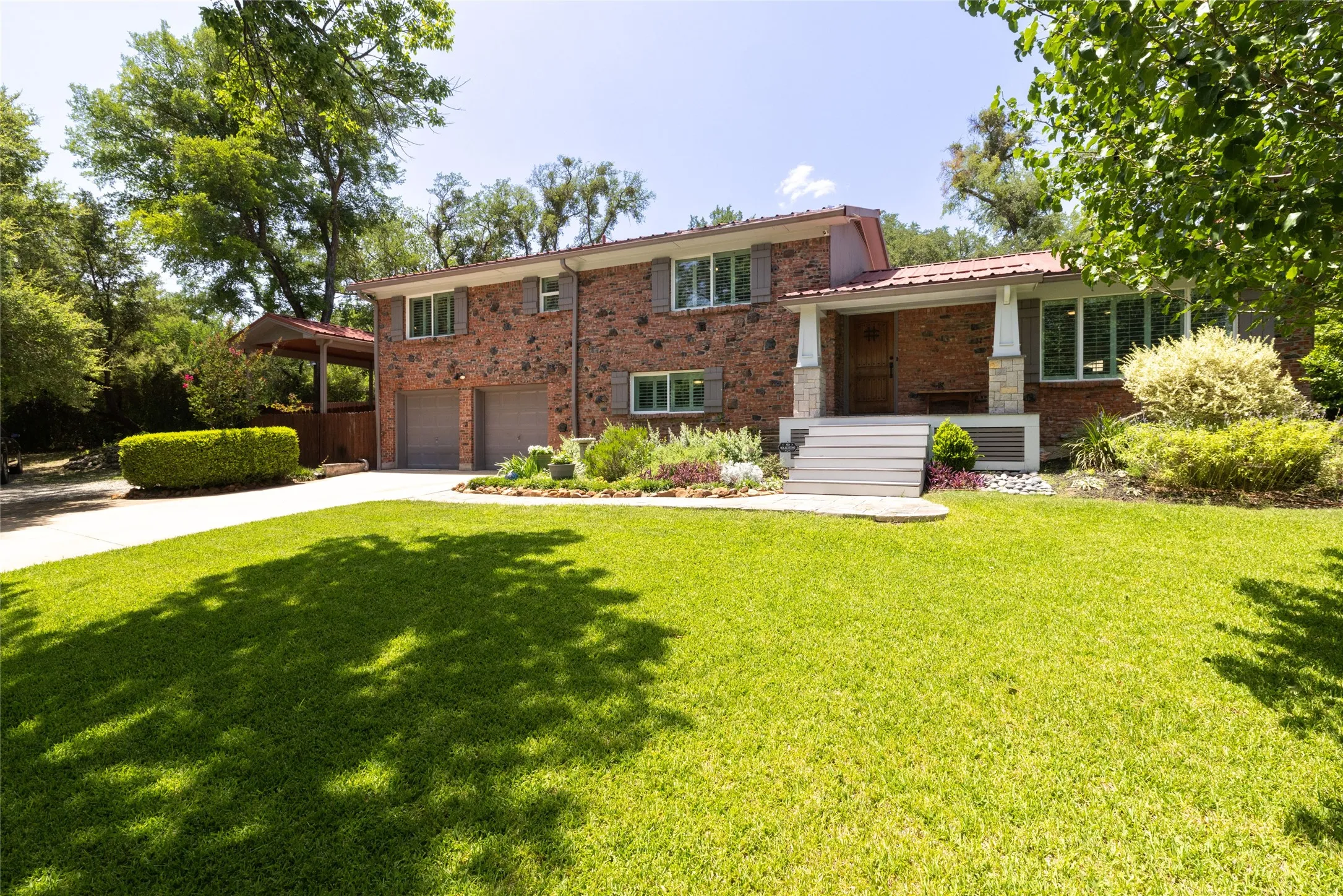 Single Family Residence For Sale in Tarrant County , 211 Crest Ridge Circle, Lakeside, Texas 76108, 4 Bedroom, 2 Bathroom, 2 Garage spaces, 2,490 Sqft, built in 1955, mls#21318679, Real Estate Agent in Lakeside, Homes For Sale in Tarrant county, Homes For Sale in Lakeside, Realtor in Lakeside Texas, Real Estate Brokerage Independent Realty Texas, Luminita Cordes Realtor
