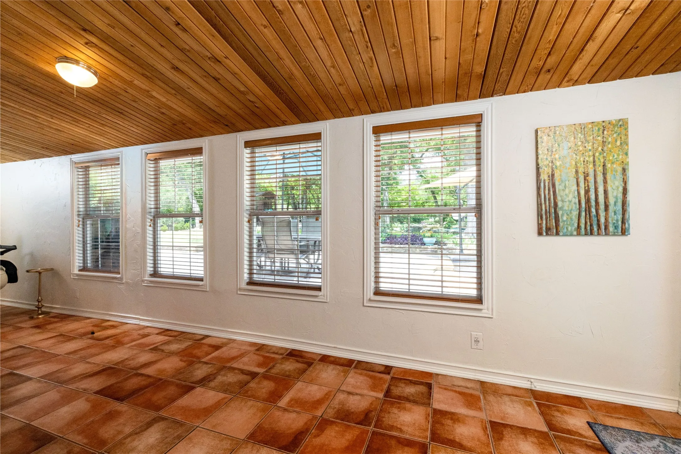 Single Family Residence For Sale in Tarrant County , 211 Crest Ridge Circle, Lakeside, Texas 76108, 4 Bedroom, 2 Bathroom, 2 Garage spaces, 2,490 Sqft, built in 1955, mls#21318679, Real Estate Agent in Lakeside, Homes For Sale in Tarrant county, Homes For Sale in Lakeside, Realtor in Lakeside Texas, Real Estate Brokerage Independent Realty Texas, Luminita Cordes Realtor