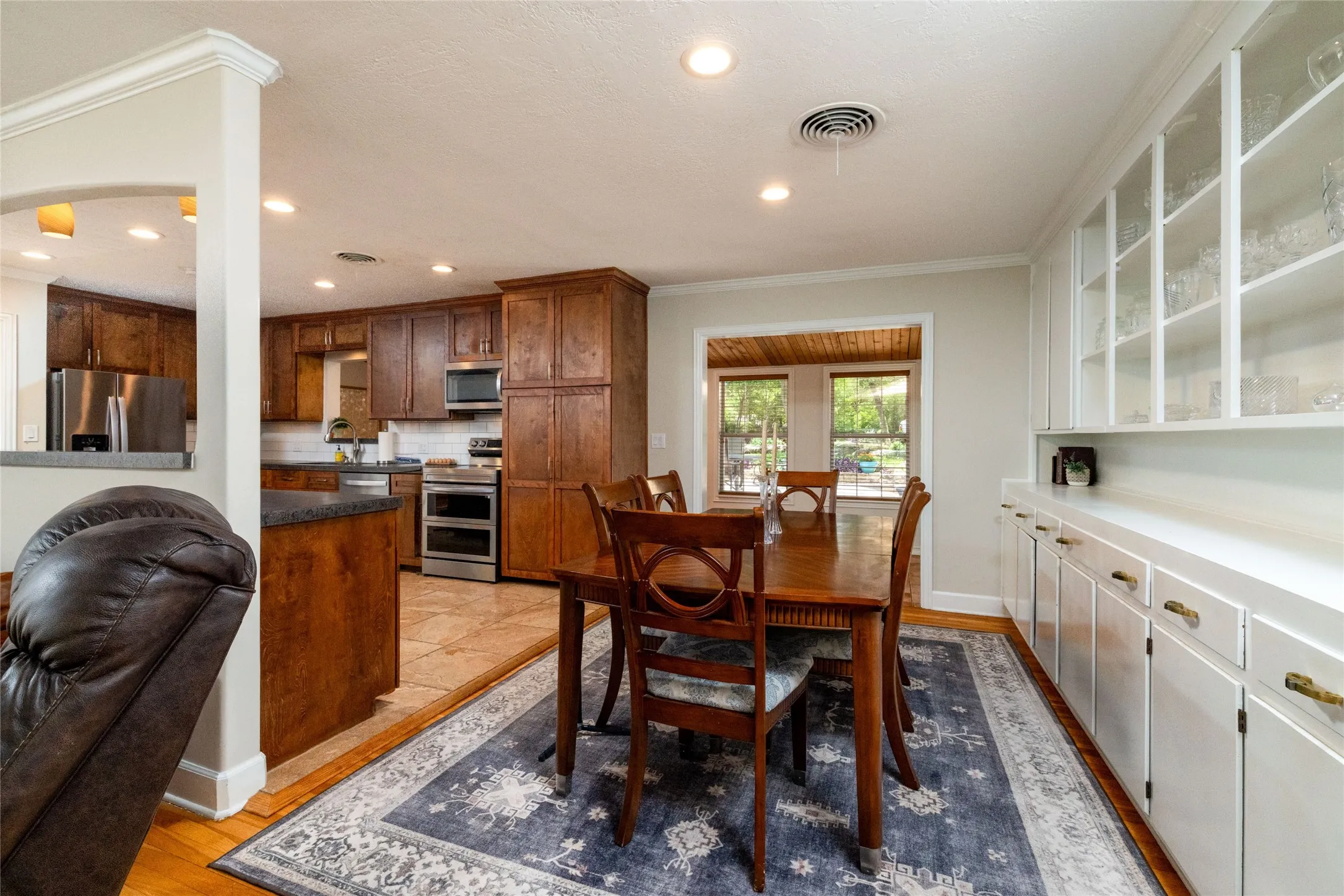 Single Family Residence For Sale in Tarrant County , 211 Crest Ridge Circle, Lakeside, Texas 76108, 4 Bedroom, 2 Bathroom, 2 Garage spaces, 2,490 Sqft, built in 1955, mls#21318679, Real Estate Agent in Lakeside, Homes For Sale in Tarrant county, Homes For Sale in Lakeside, Realtor in Lakeside Texas, Real Estate Brokerage Independent Realty Texas, Luminita Cordes Realtor