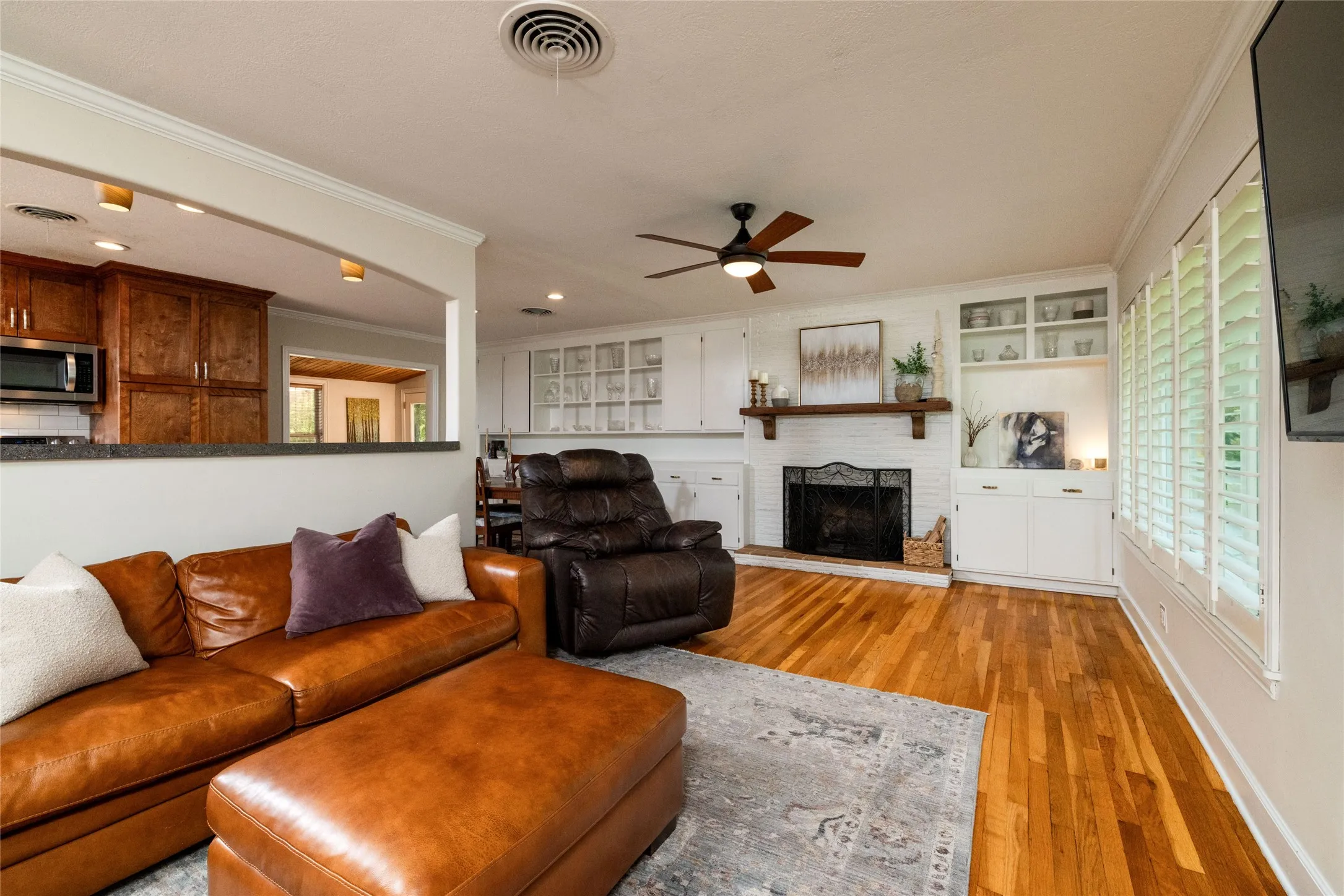 Single Family Residence For Sale in Tarrant County , 211 Crest Ridge Circle, Lakeside, Texas 76108, 4 Bedroom, 2 Bathroom, 2 Garage spaces, 2,490 Sqft, built in 1955, mls#21318679, Real Estate Agent in Lakeside, Homes For Sale in Tarrant county, Homes For Sale in Lakeside, Realtor in Lakeside Texas, Real Estate Brokerage Independent Realty Texas, Luminita Cordes Realtor