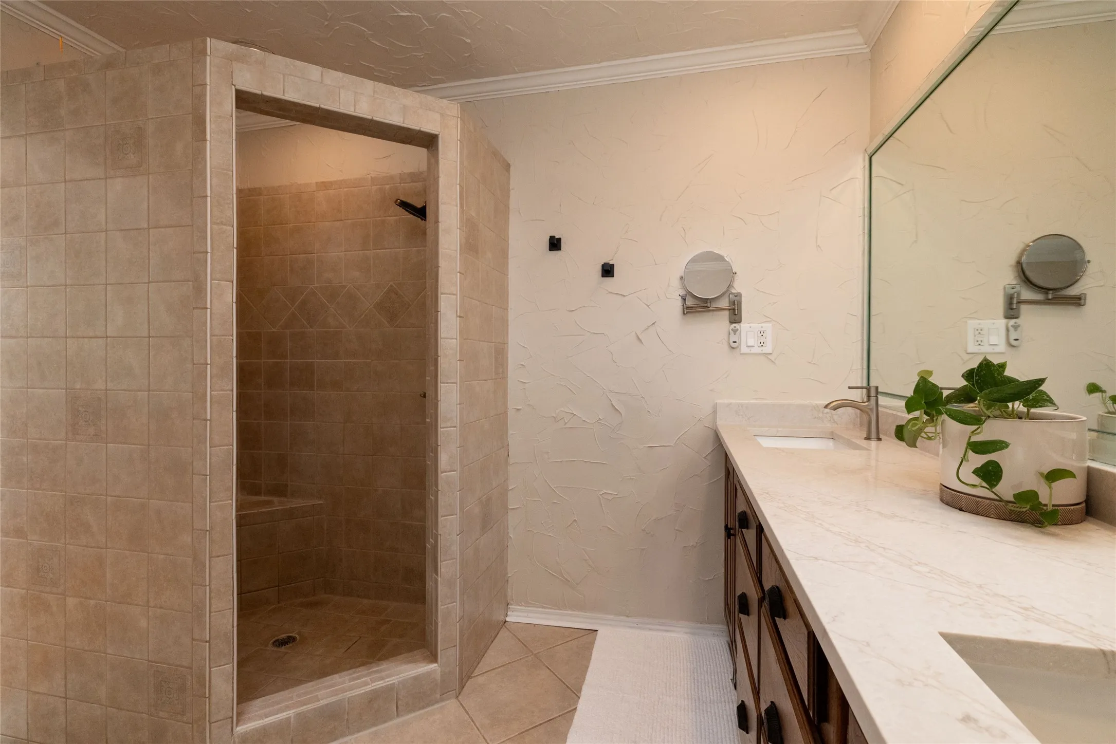 Single Family Residence For Sale in Tarrant County , 211 Crest Ridge Circle, Lakeside, Texas 76108, 4 Bedroom, 2 Bathroom, 2 Garage spaces, 2,490 Sqft, built in 1955, mls#21318679, Real Estate Agent in Lakeside, Homes For Sale in Tarrant county, Homes For Sale in Lakeside, Realtor in Lakeside Texas, Real Estate Brokerage Independent Realty Texas, Luminita Cordes Realtor