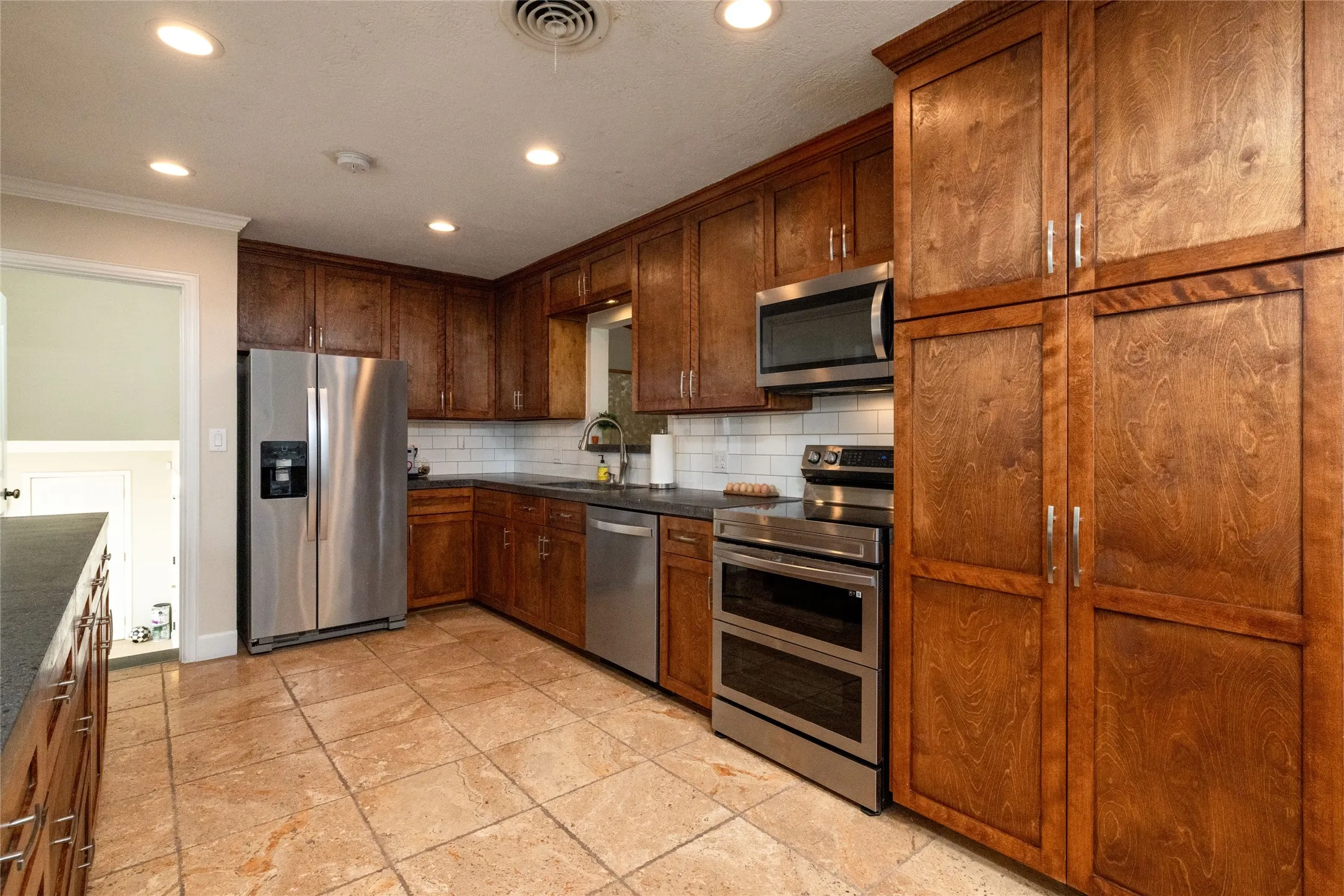 Single Family Residence For Sale in Tarrant County , 211 Crest Ridge Circle, Lakeside, Texas 76108, 4 Bedroom, 2 Bathroom, 2 Garage spaces, 2,490 Sqft, built in 1955, mls#21318679, Real Estate Agent in Lakeside, Homes For Sale in Tarrant county, Homes For Sale in Lakeside, Realtor in Lakeside Texas, Real Estate Brokerage Independent Realty Texas, Luminita Cordes Realtor