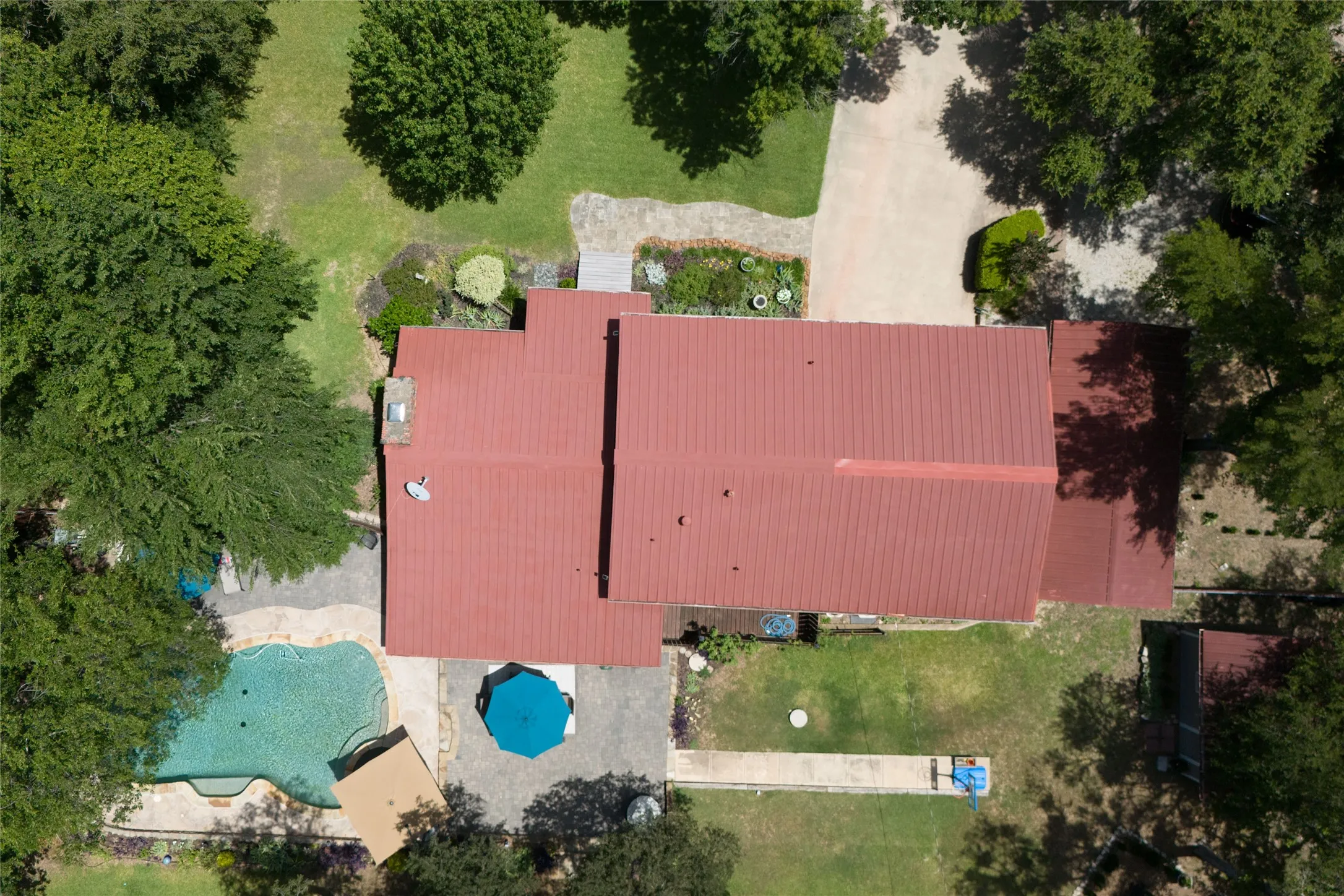 Single Family Residence For Sale in Tarrant County , 211 Crest Ridge Circle, Lakeside, Texas 76108, 4 Bedroom, 2 Bathroom, 2 Garage spaces, 2,490 Sqft, built in 1955, mls#21318679, Real Estate Agent in Lakeside, Homes For Sale in Tarrant county, Homes For Sale in Lakeside, Realtor in Lakeside Texas, Real Estate Brokerage Independent Realty Texas, Luminita Cordes Realtor