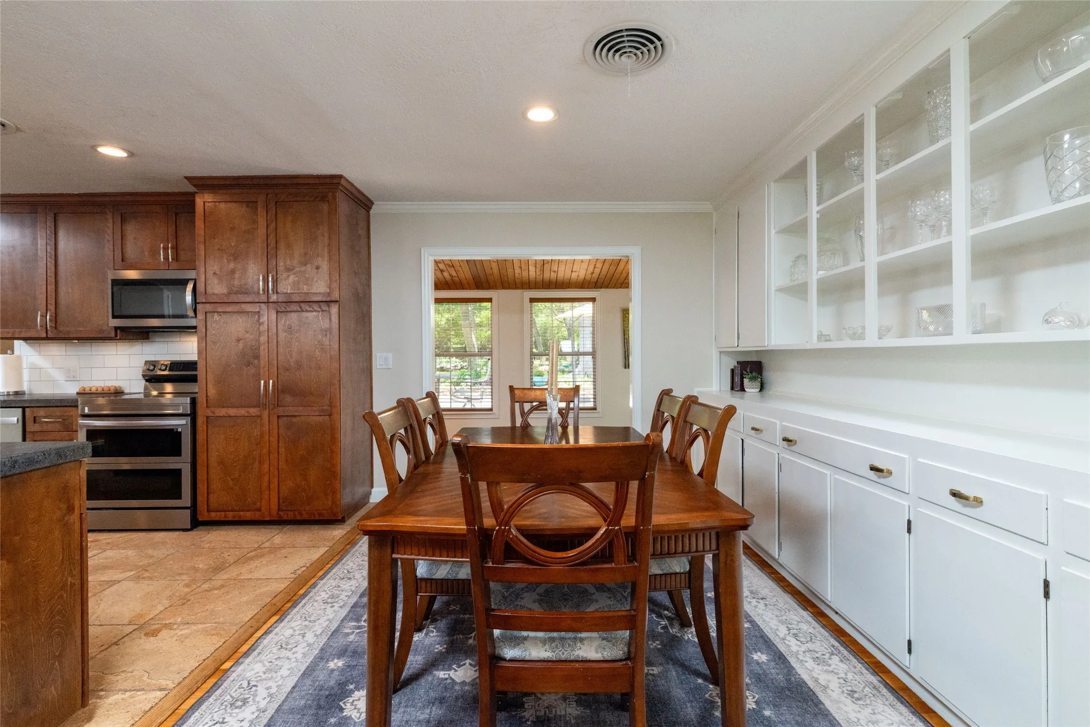 Single Family Residence For Sale in Tarrant County , 211 Crest Ridge Circle, Lakeside, Texas 76108, 4 Bedroom, 2 Bathroom, 2 Garage spaces, 2,490 Sqft, built in 1955, mls#21318679, Real Estate Agent in Lakeside, Homes For Sale in Tarrant county, Homes For Sale in Lakeside, Realtor in Lakeside Texas, Real Estate Brokerage Independent Realty Texas, Luminita Cordes Realtor
